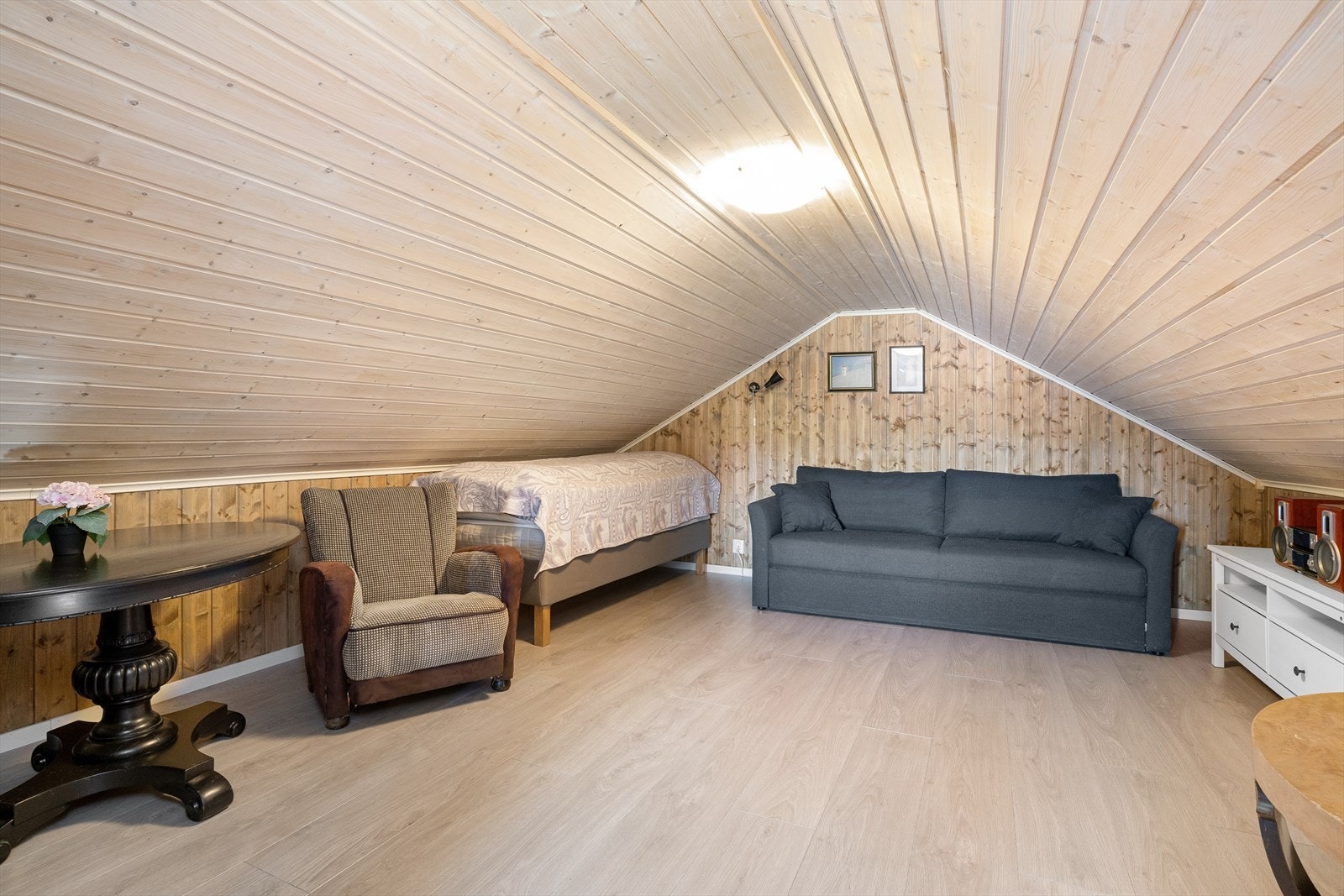 Loftstue, med ekstra sengeplass, og mulighet for sovesofa, TV-stue eller liknende. Galleribilde