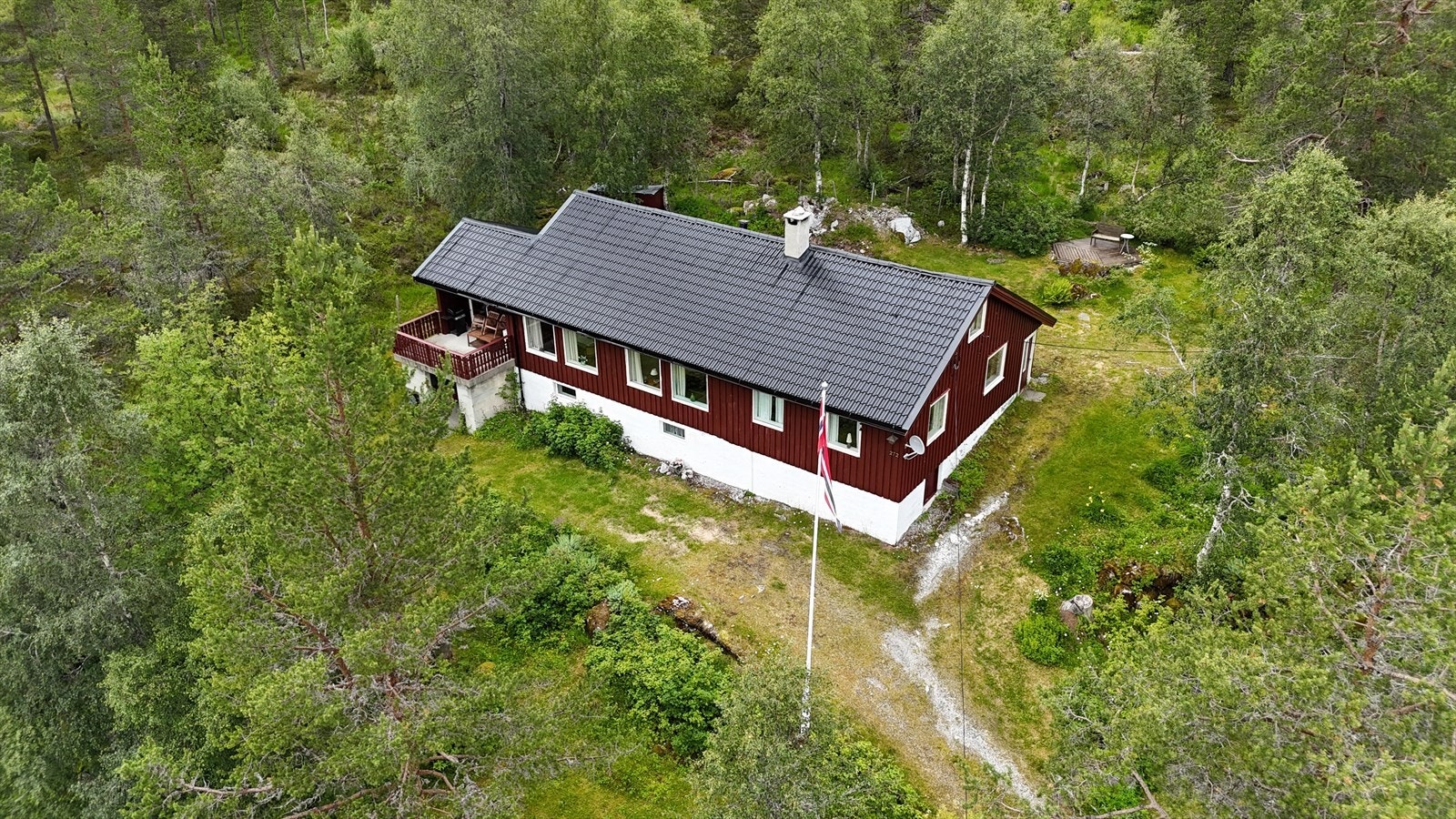 På vinterstid kan du ta toget til Ljosanbotn og derifra gå til hytten på ca. 20 minutter. Galleribilde