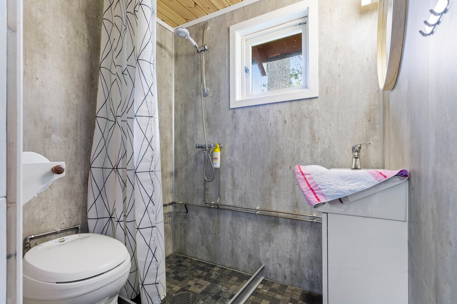 Badet er utstyrt med snurredass, dusjnisje, servant og har varmekabler under det fliselagte gulvet. Galleribilde