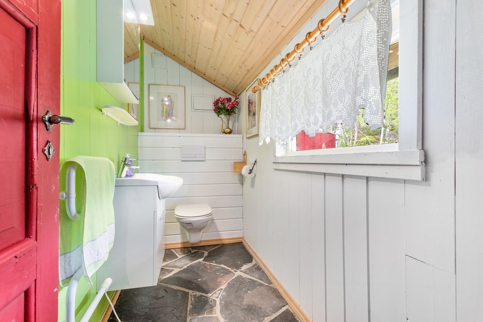 Fra entréen har du adkomst til et toalettrom med vegghengt toalett og servant. Galleribilde