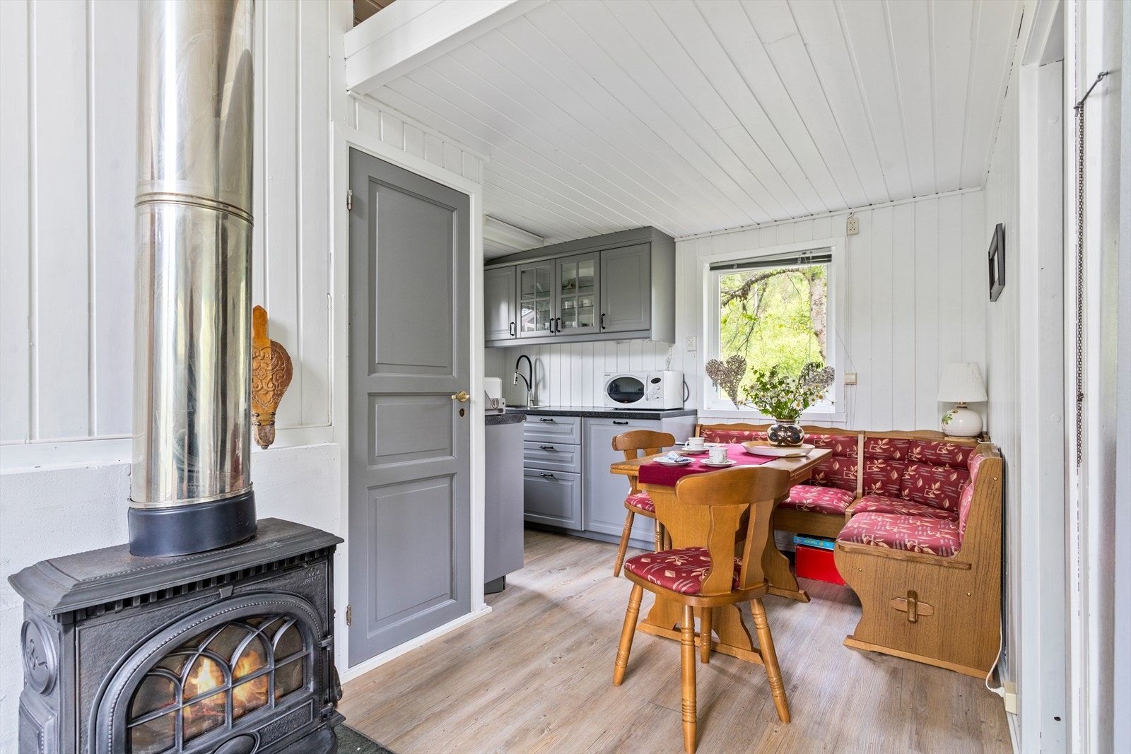 Stuen er utstyrt med vedovn som skaper den fine hyttestemningen. Galleribilde