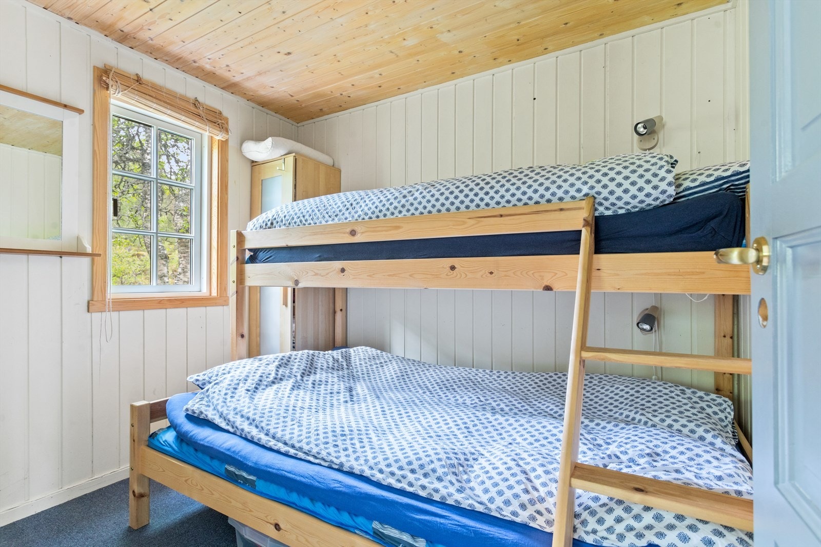 Soverommet har teppegulv og er innredet av nåværende eier med familiekøye. Galleribilde