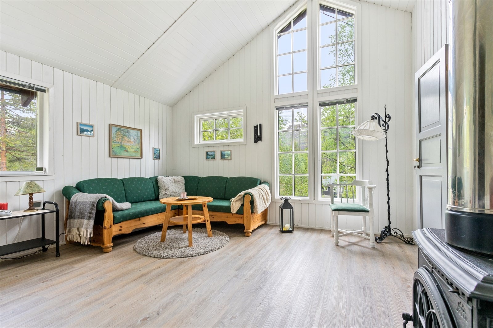 Romslig stue med store vindusflater som sørger for rikelig med naturlig lysinnslipp. Galleribilde