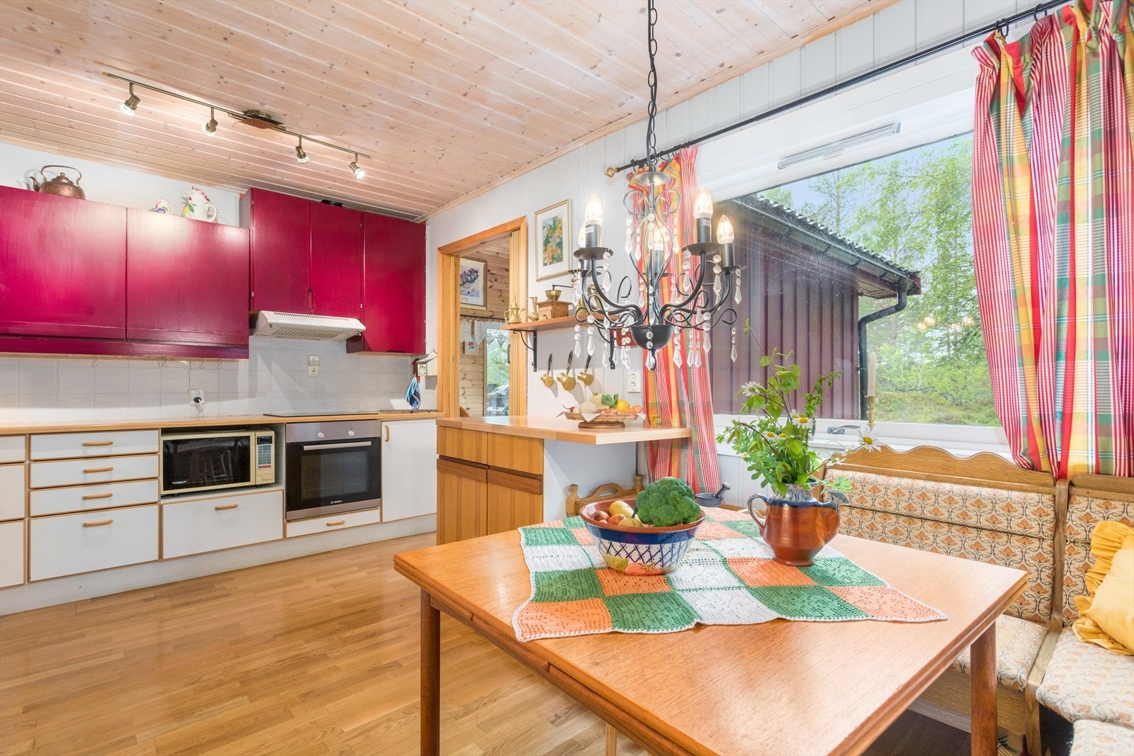 Kjøkkenet er adskilt fra stuen og har adkomst via gang. Galleribilde