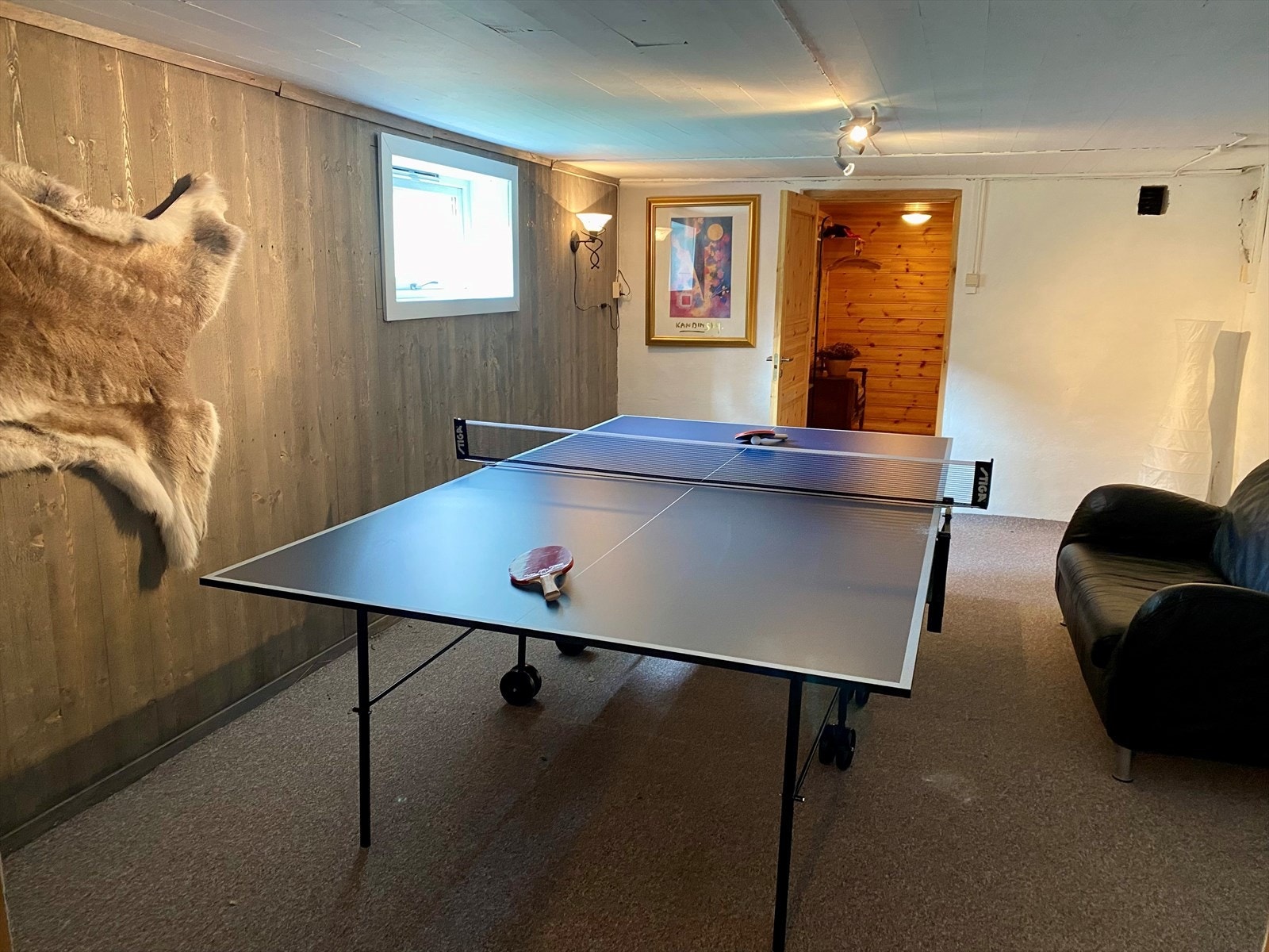 Eierne har satt inn bordtennisbord i kjellerstuen. Galleribilde