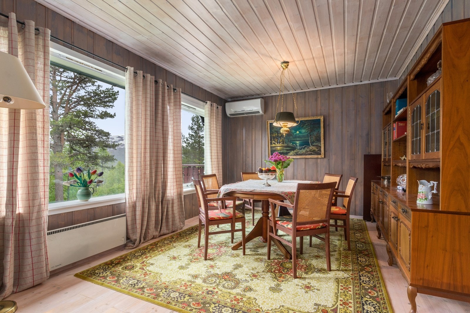 Innerst i stuen kan du enkelt innrede med et større spisebord med plass til hele storfamilien. Galleribilde