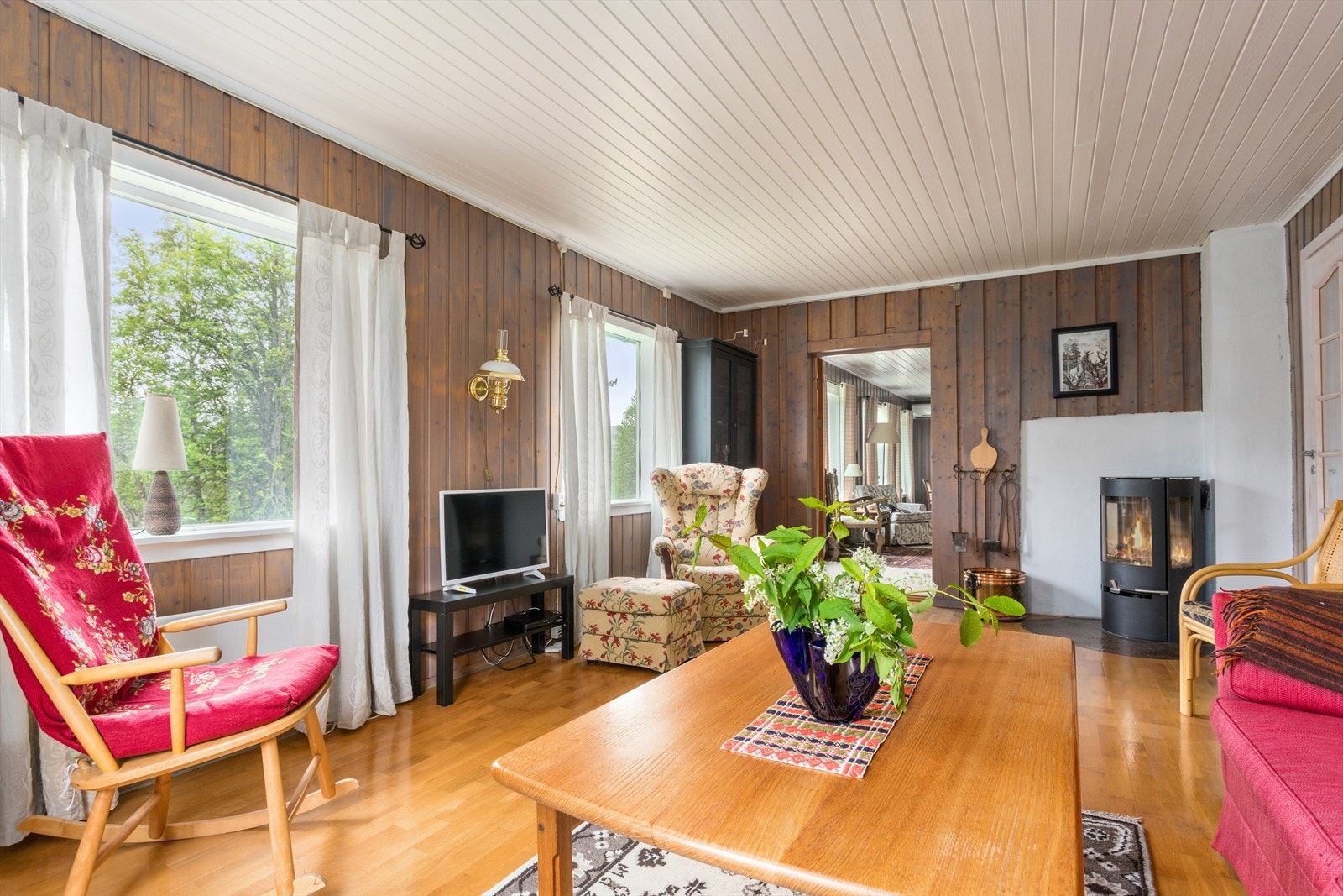 Hytten har to større stuer hvor ene kan brukes til tv- rom eller innredes til et stort soverom. Galleribilde