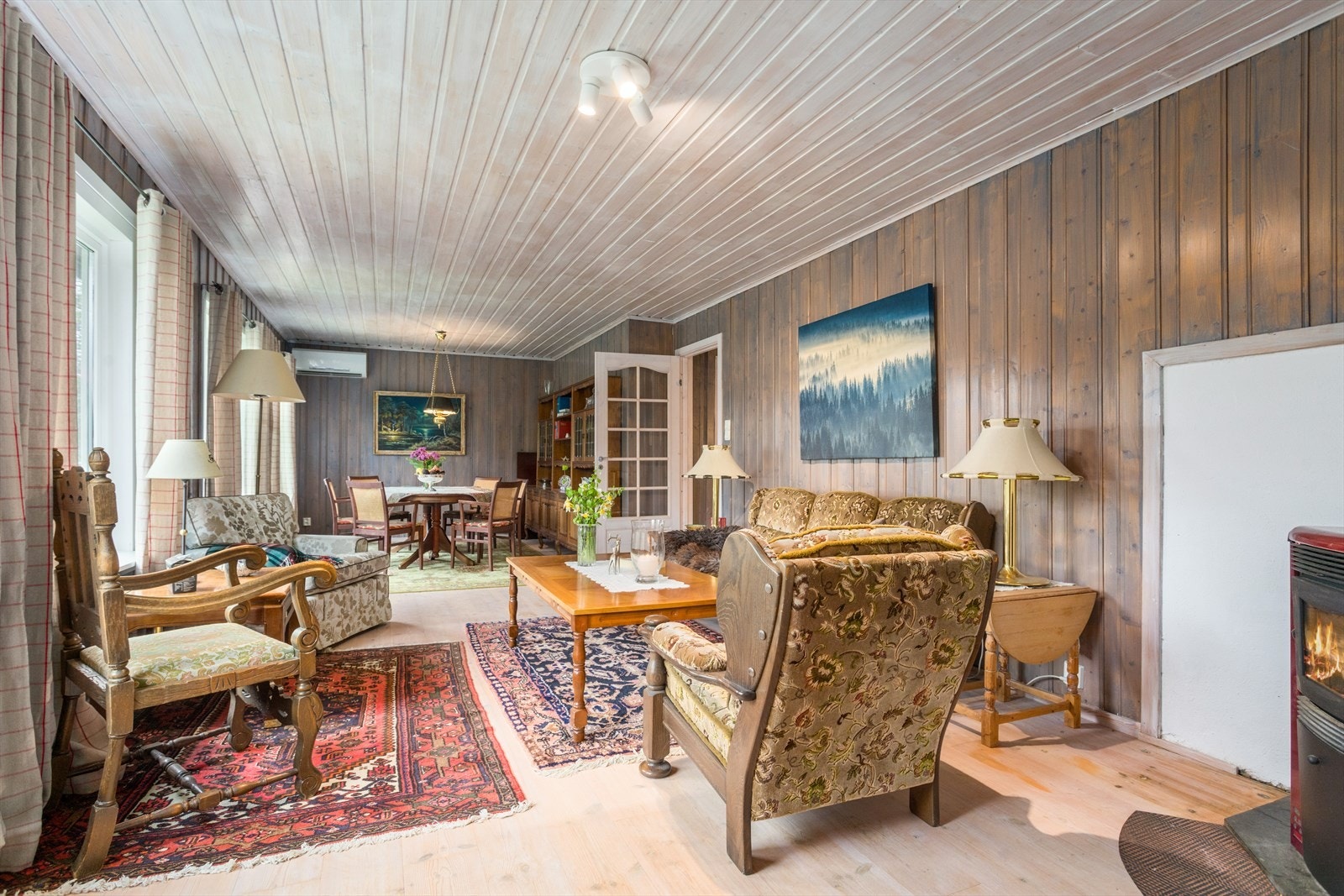 Stuen er stor og luftig utstyrt med pelletskamin som varmer godt på de kaldeste vinterdagene. Galleribilde