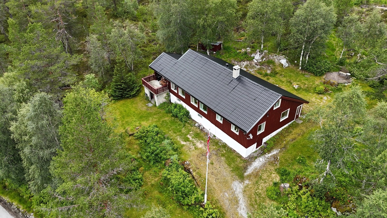 Det er godt med biloppstillingsplass på egen eiendom både bak og foran hytten. Galleribilde