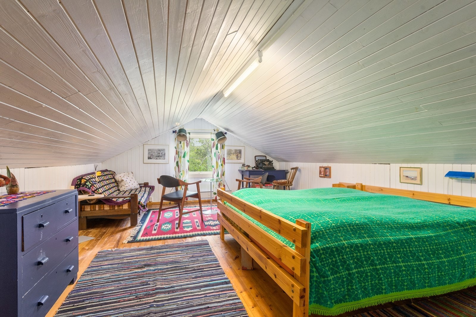 Loftet har ikke tilfredsstillende takhøyde til å være med i målbart areal. På loftet har du to separate rom som av nåværende eier er benyttet som soverom. Galleribilde