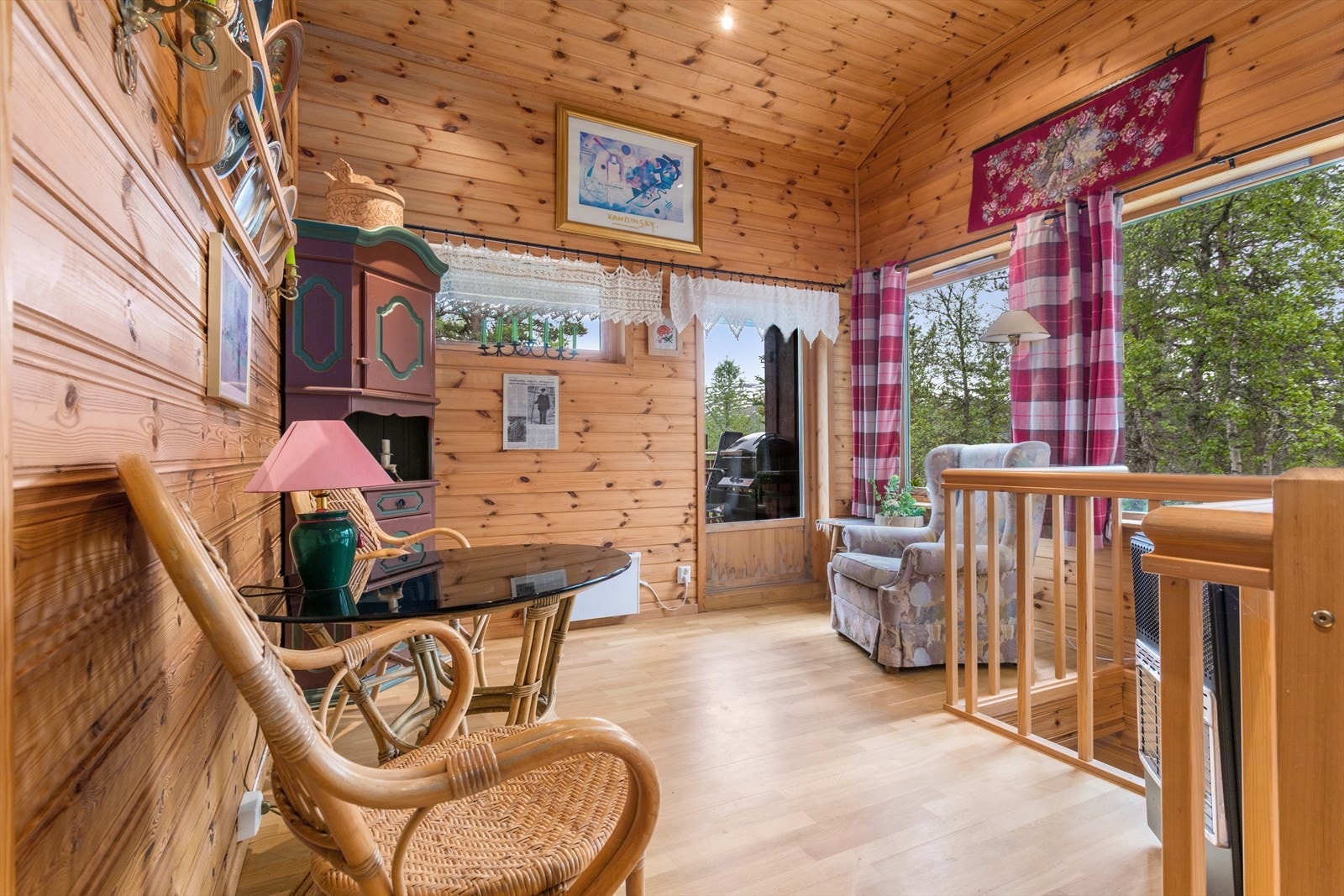 Trappestue med adkomst ut på terrasse og trapp ned i kjelleretasje. Galleribilde