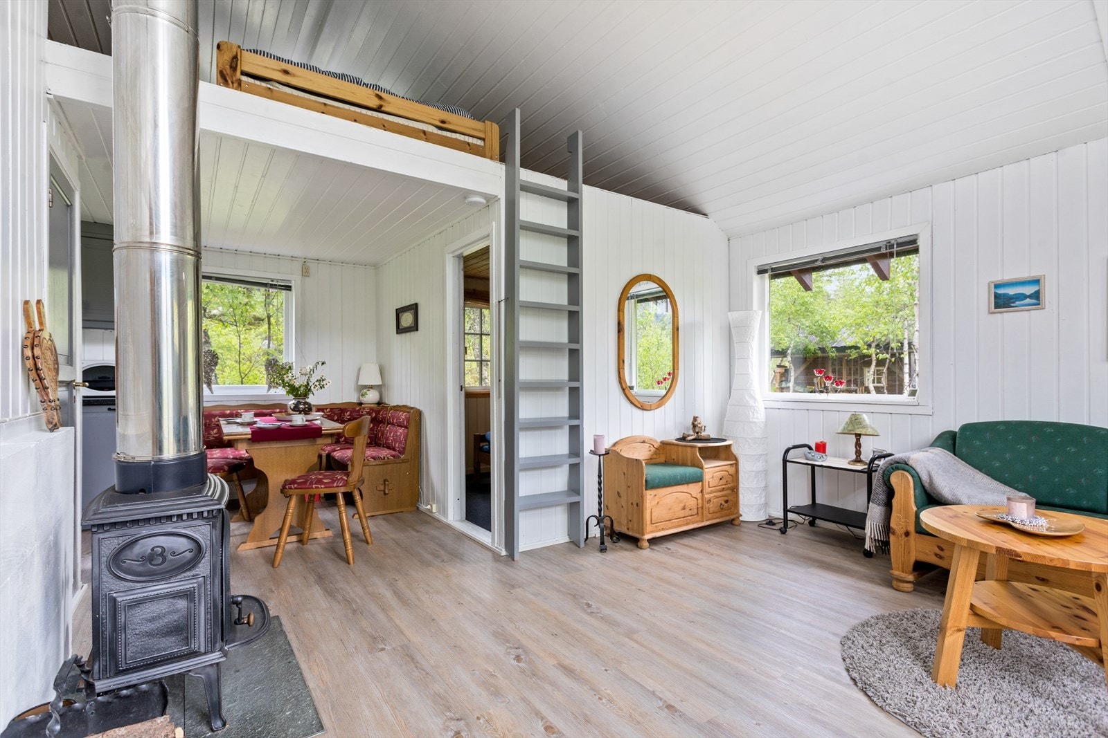 Det er elektriske varmekabler i gulvet og adkomst opp på hems via stige. Galleribilde