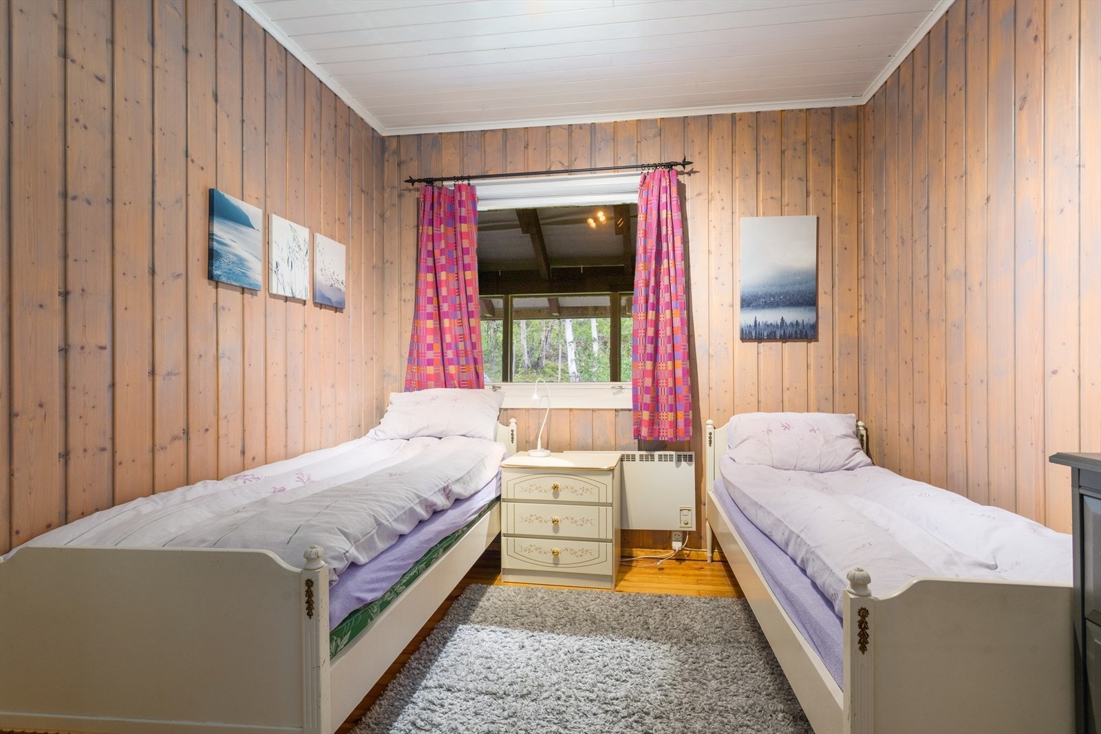 Hyttens andre soverom er også av god størrelse og har plass til to enkeltsenger eller køyeseng. Galleribilde