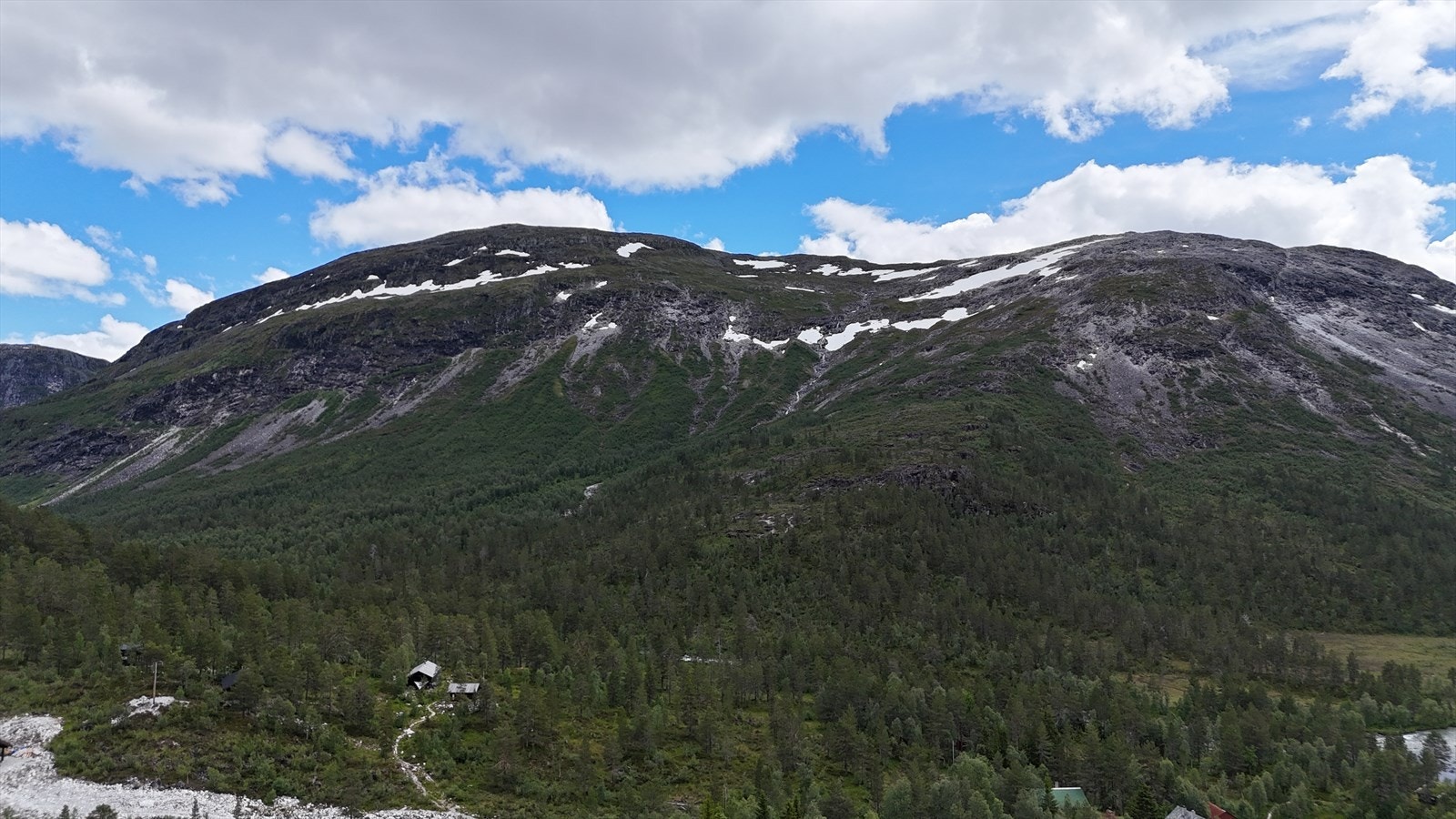 Her er du omringet av flott natur, samtidig som du er tett på bekvemmelighetene Kårdal fjellstove har å by på. Galleribilde