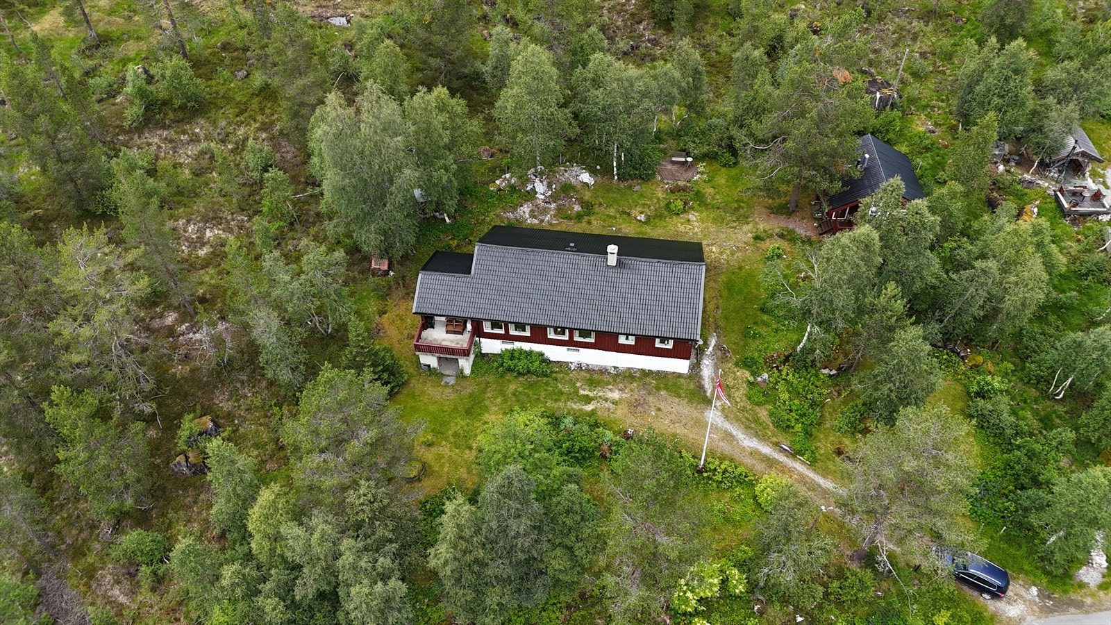 Hytten ligger i et populært og veletablert hyttefelt på Mjølfjell. Galleribilde