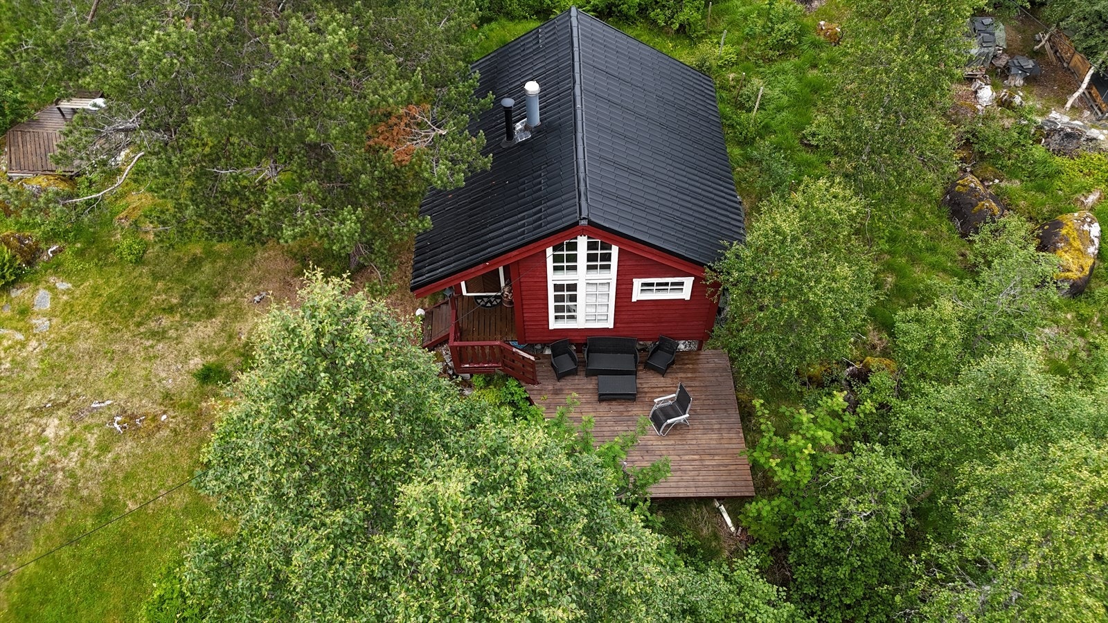 Fra terrassen i front kan du nyte late sommerdager på hytten. Galleribilde
