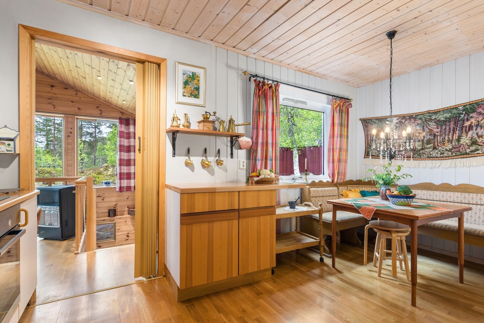 Kjøkkenet er utstyrt med komfyr, induksjonsplatetopp, kjøleskap og oppvaskmaskin i nisje. Galleribilde