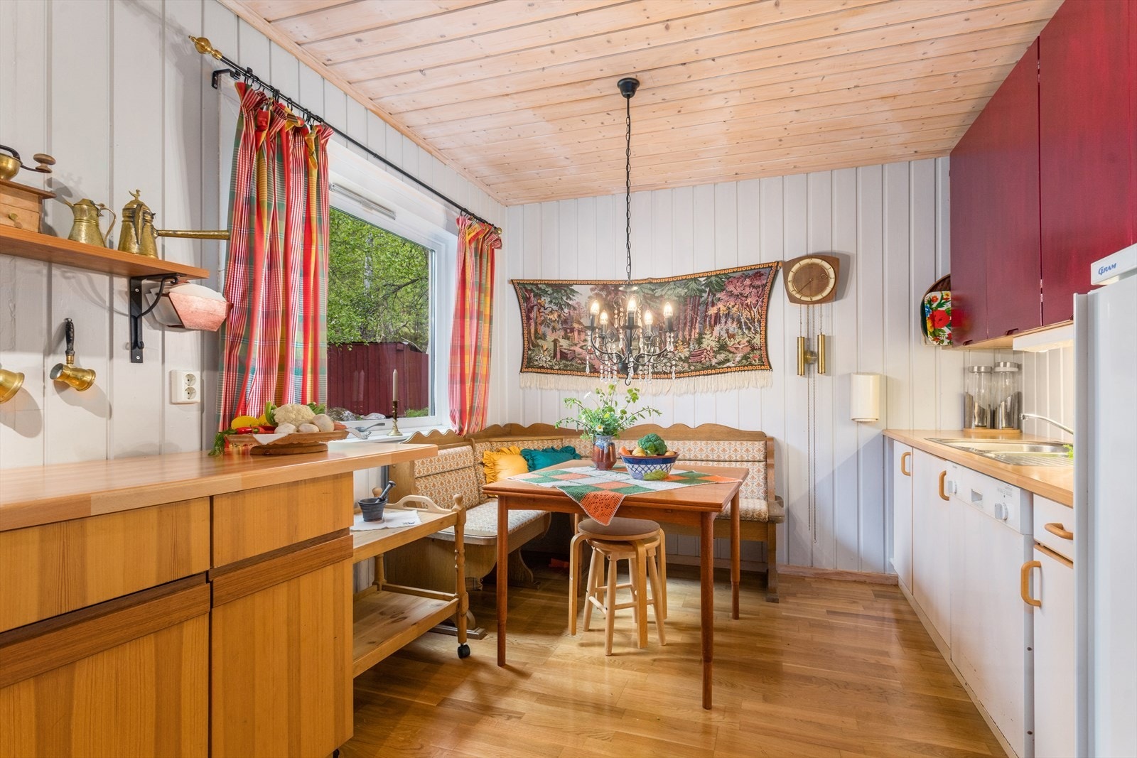 På kjøkkenet har du god skap og benkeplass, samt en sosial spisekrok i hjørnet. Galleribilde