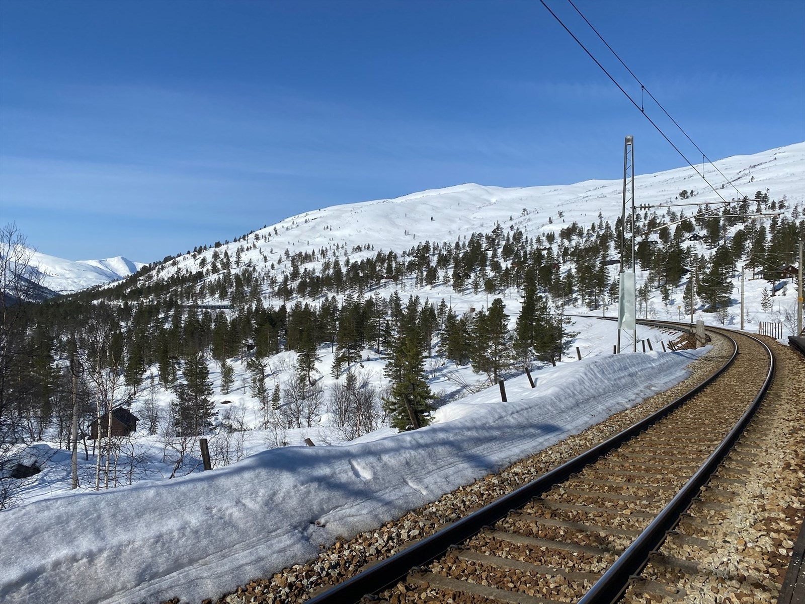 Ljosanbotn stasjon ca. 15 minutter unna til fots. Galleribilde