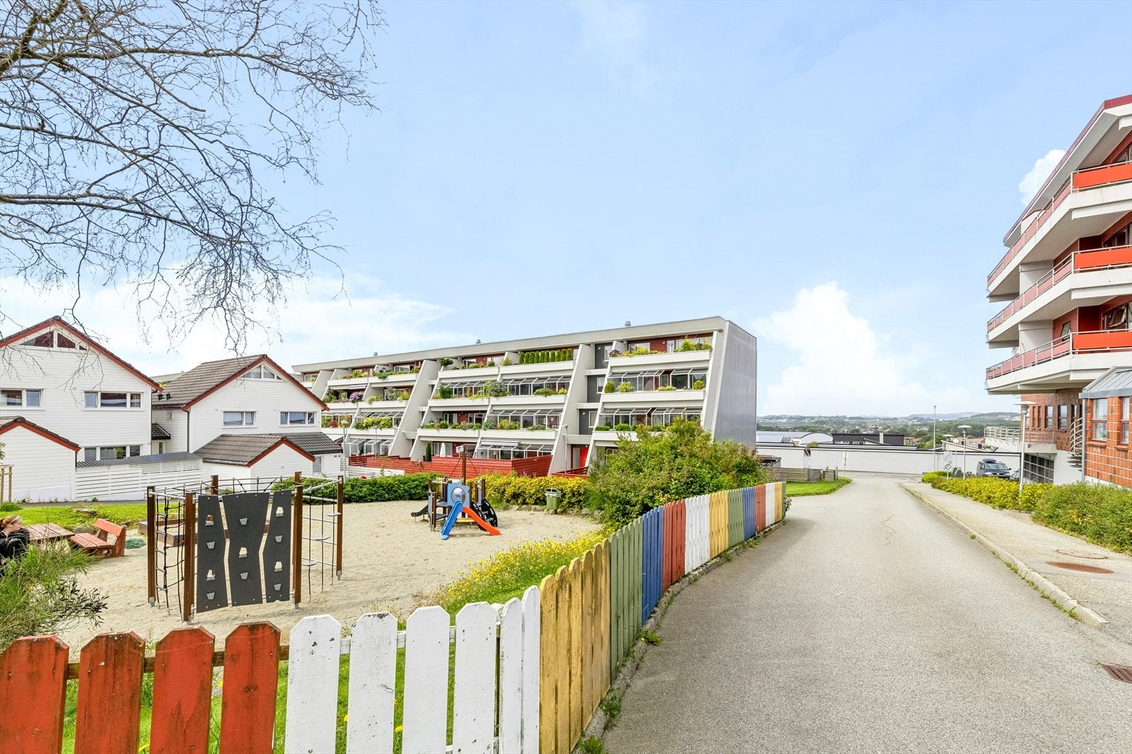 Beliggenheten passer utmerket for alle og enhver. Det er lekeplass rett ved. Galleribilde