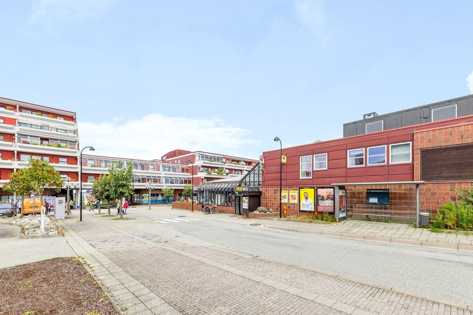 Leiligheten ligger svært sentralt med bussholdeplass, butikk og kafé rett over gaten. Galleribilde
