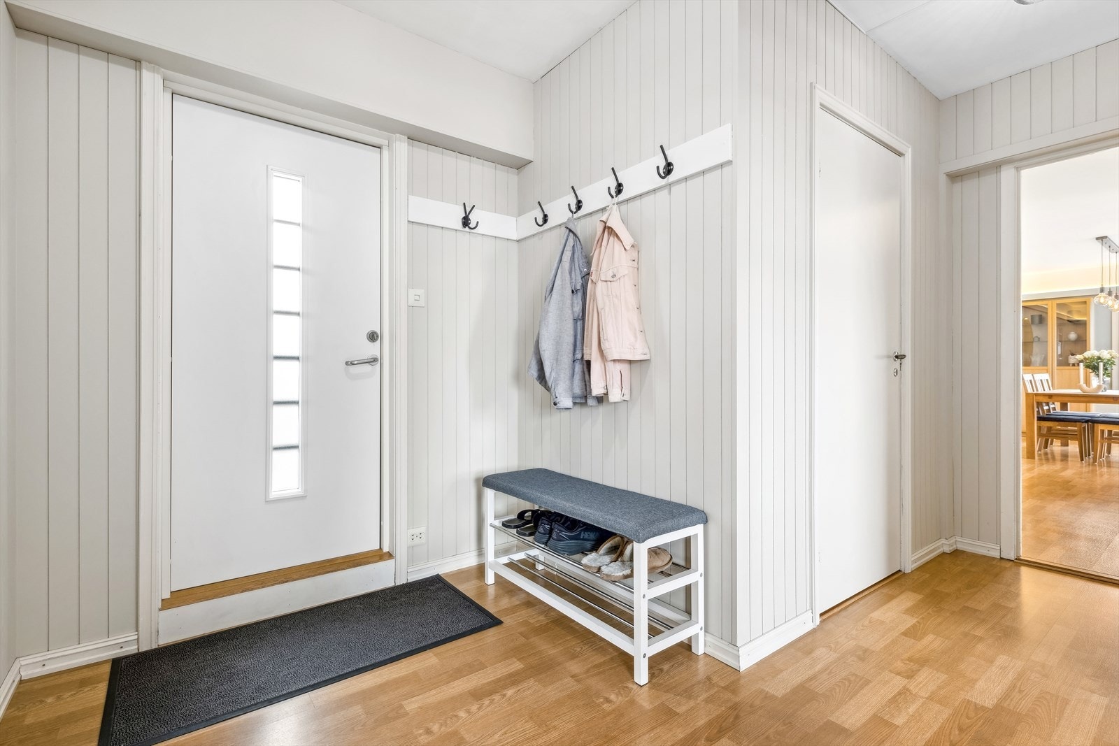 Entré med plass til å henge fra seg yttertøy og sette fra seg sko. Galleribilde
