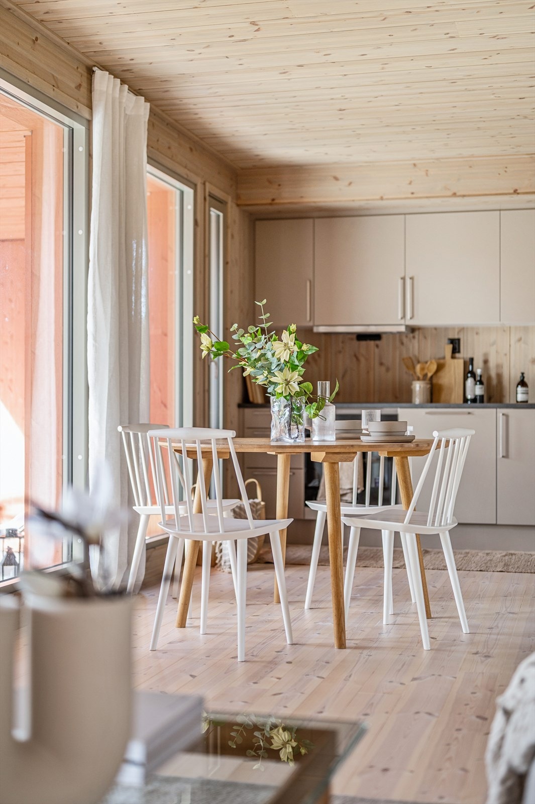 Kammen 47 er en arealeffektiv hytte med store vinduer langs hele fasaden ut mot terrassen. Galleribilde