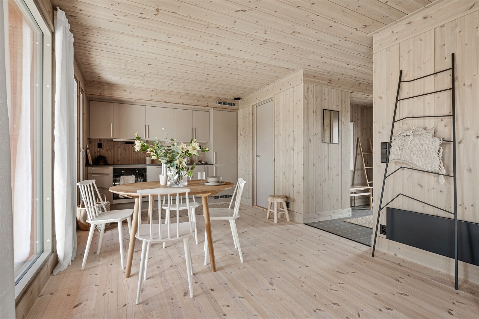 God plass til spisegruppe og praktisk plassert kjøkken. Galleribilde