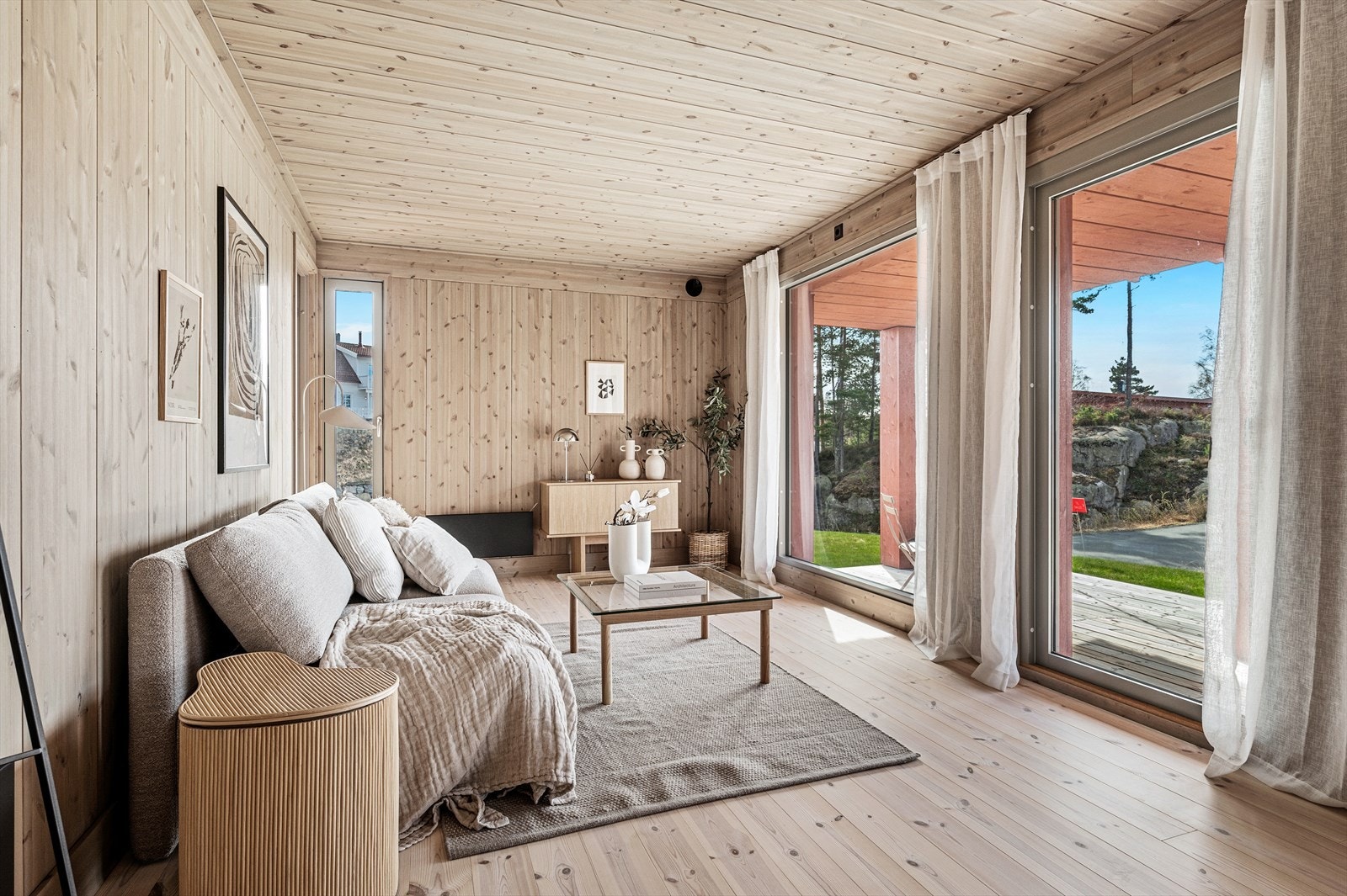 Hytta har en høy teknisk standard samt et moderne preg med store vindusflater fra gulv til tak som slipper lyset inn i stua, og gir deg en umiddelbar nærhet til naturen. Galleribilde