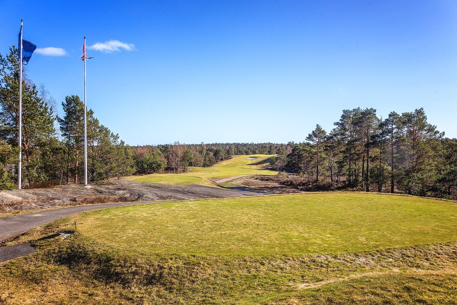 Resorten kan stolt vise til en av Norges beste golfbaner med bl.a. driving range og korthullsbane rett utenfor døra. Galleribilde