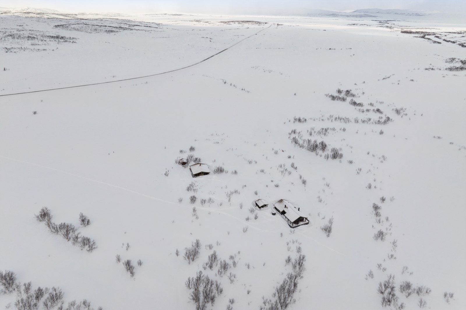 Fra hytta er det kort avstand til flotte tur- og friluftsområder med gode muligheter for jakt og fiske. Galleribilde