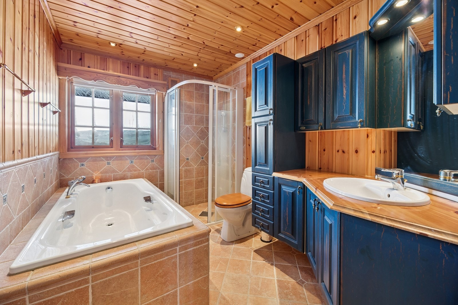 Badet i 1. etasjen har fliser på gulv samt fliser og panel på veggene. Galleribilde