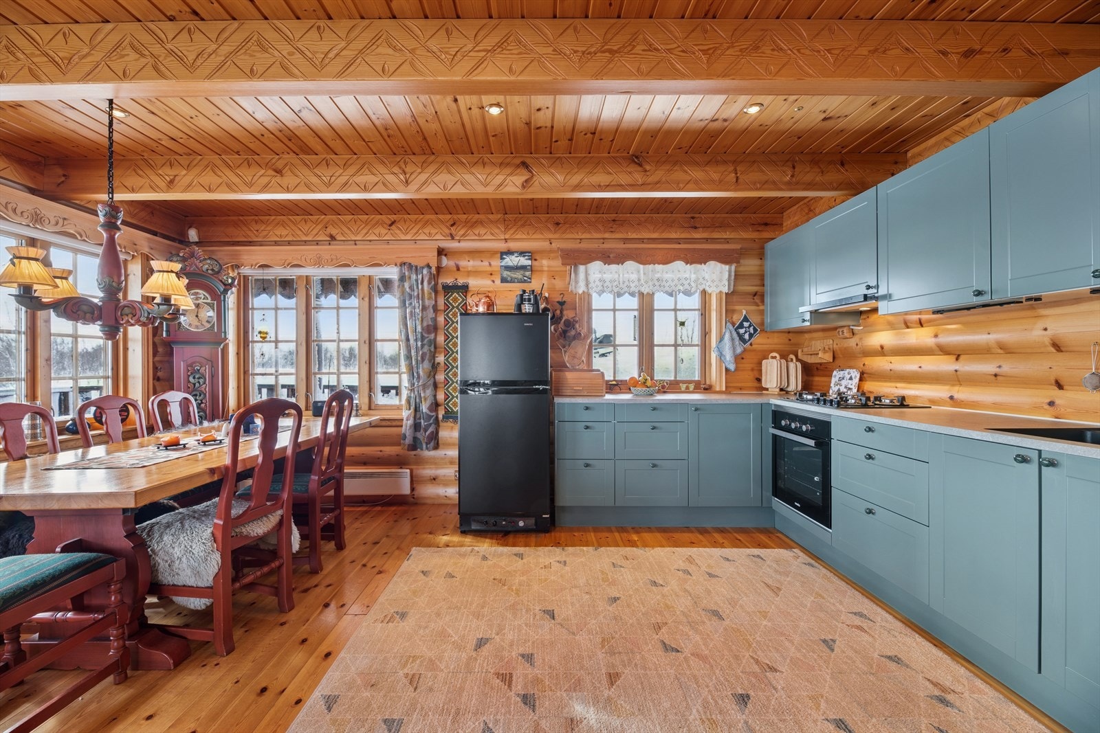 Kjøkkeninnredning fra Sigdal (montert i 2023) med slette fronter og benkeplate av laminat. Galleribilde