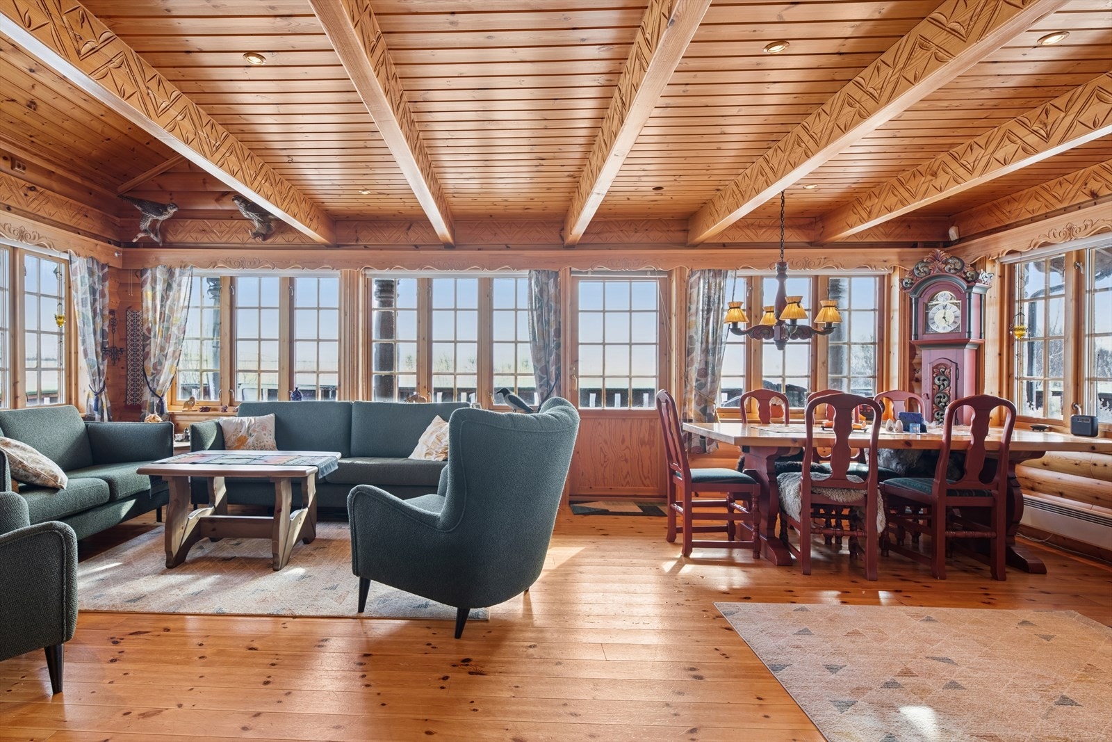 Det er store vindusflater i hele fronten som gir meget godt lysinslipp. Galleribilde