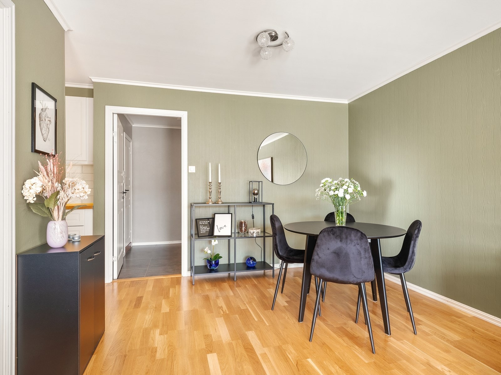 Praktisk spisegruppe ved kjøkkenet, perfekt for alle dagens måltider. Galleribilde