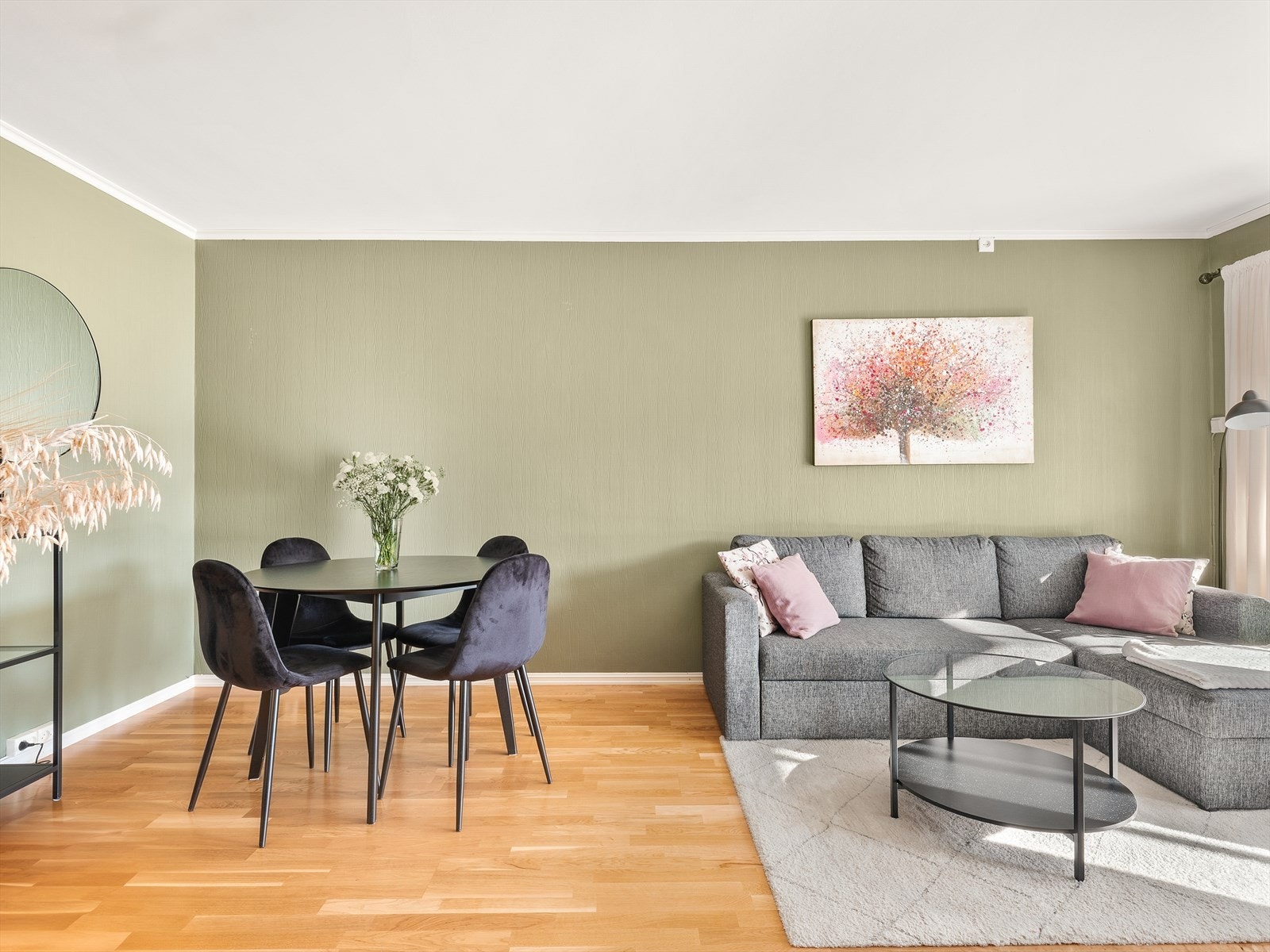 Stuen kan innredes med både spise- og sofagruppe. Galleribilde