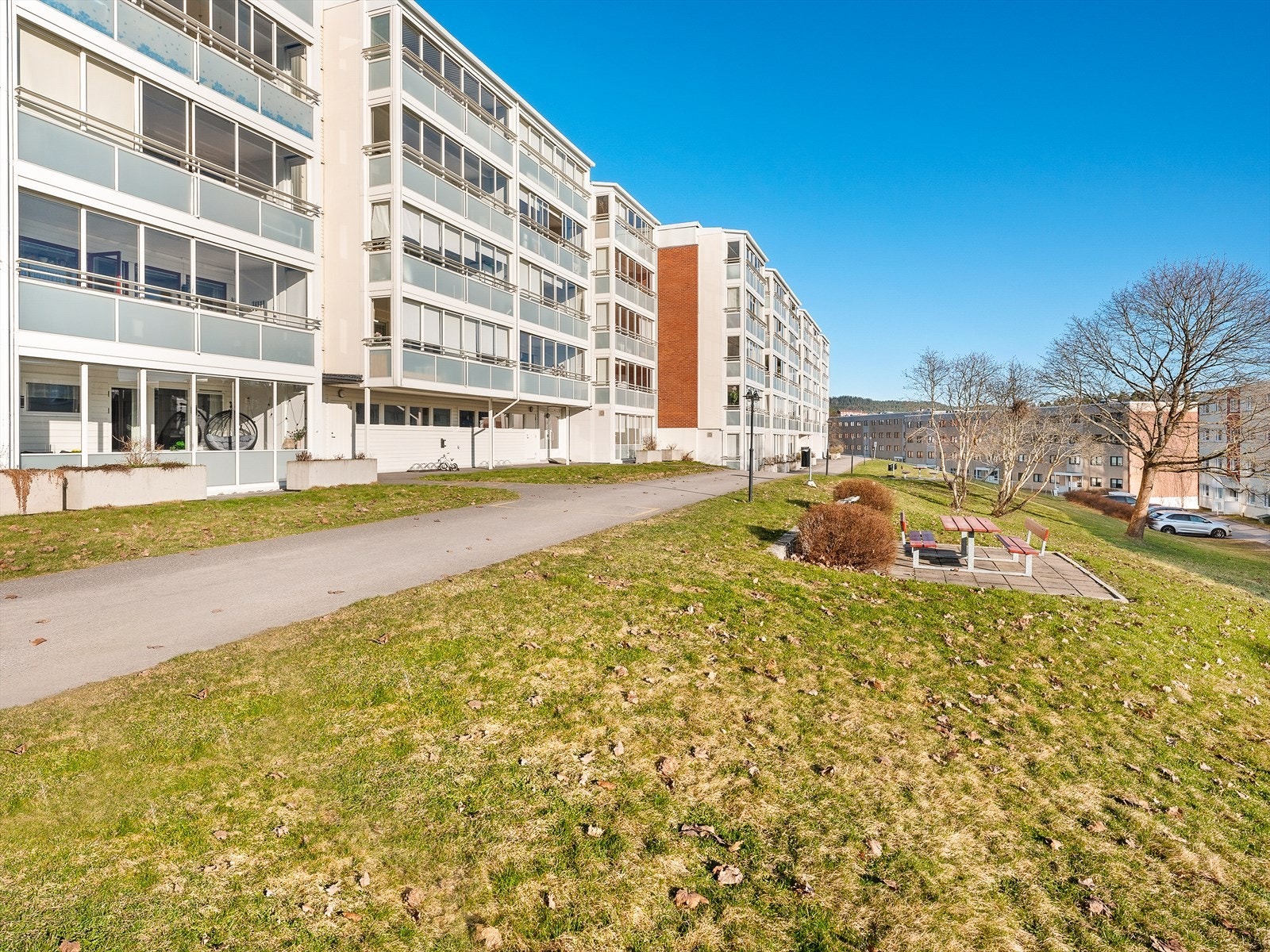 Hyggelig uteområde med benker, perfekt for å nyte frisk luft og sol! Galleribilde