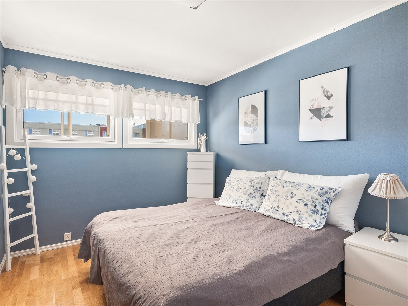 Vindusflatene slipper inn bra med naturlig dagslys. Galleribilde
