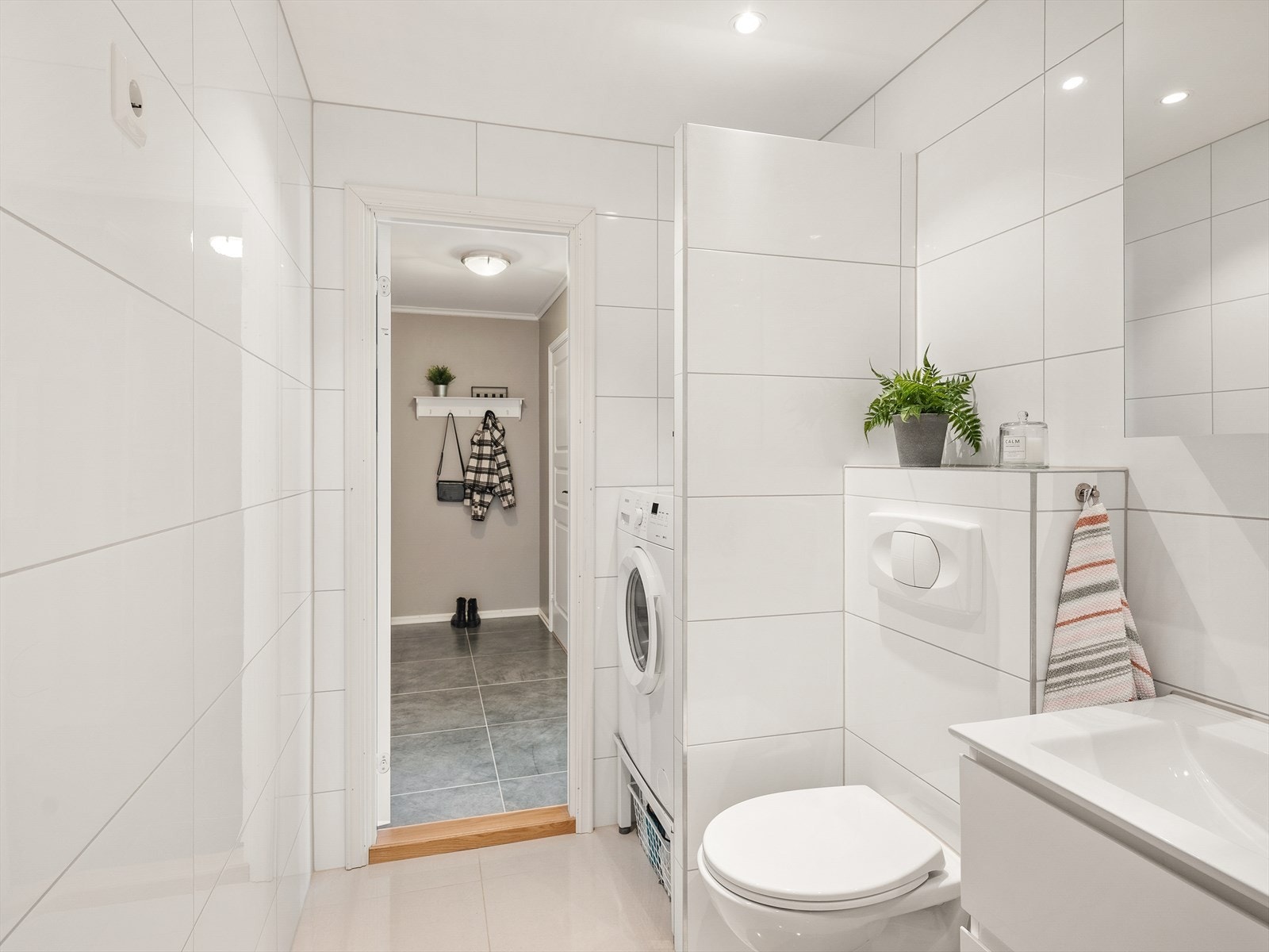 Badet har flislagte vegger og gulv, samt elektriske varmekabler. Galleribilde
