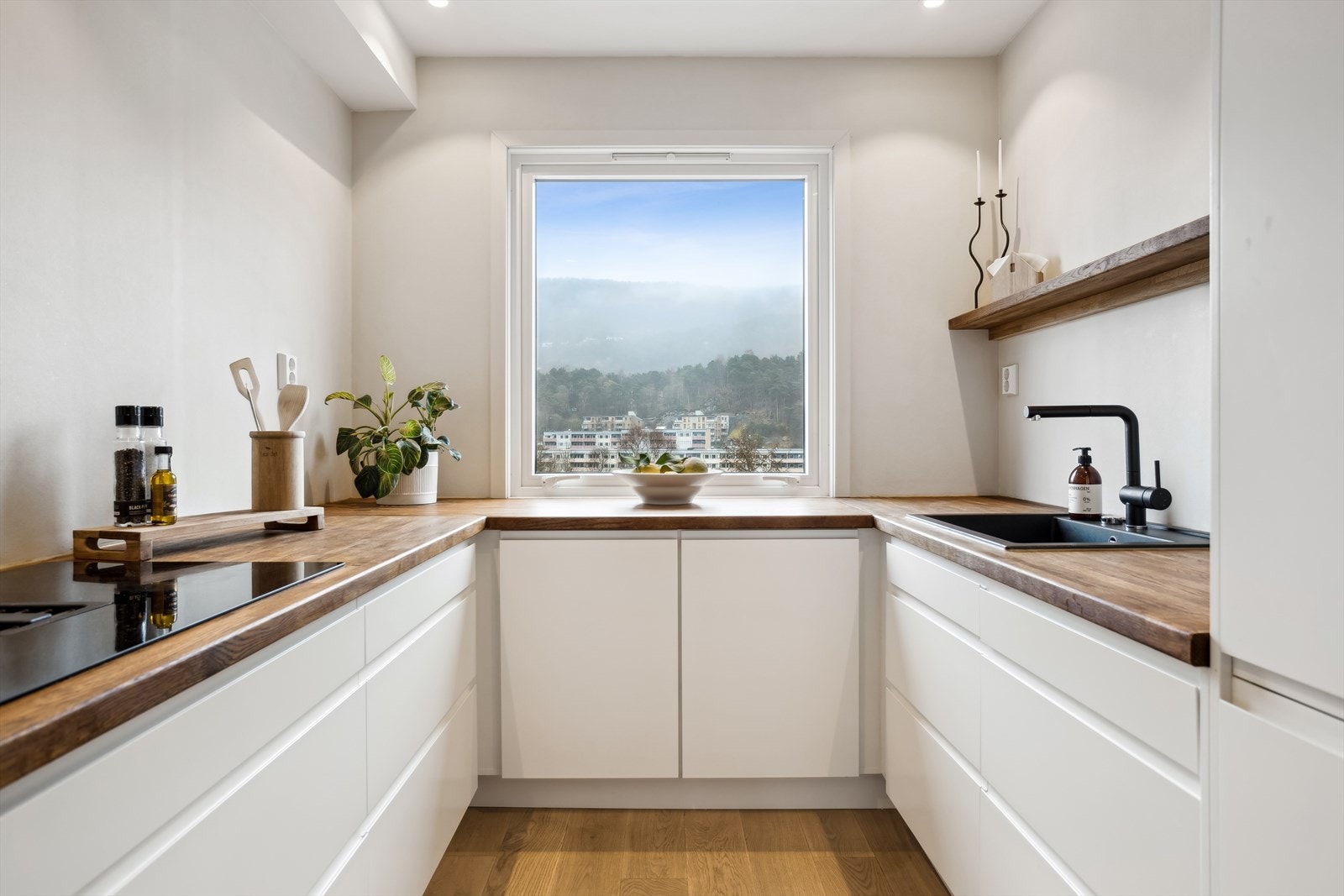 Kjøkkenet er på ca. 8,2 kvm og er innredet med Epoq-kjøkkeninnreding fra 2022. Galleribilde