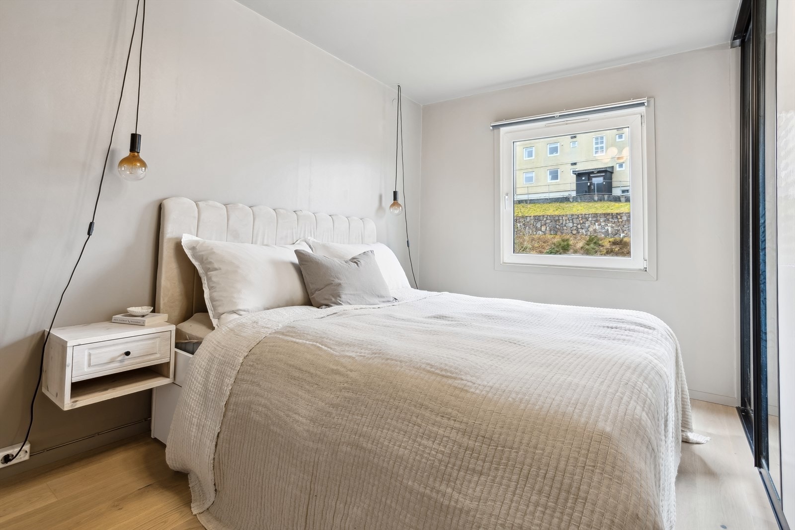 Leiligheten har to soverom på hhv 12,9 kvm og 8,4 kvm. Hovedsoverom har god plass til dobbelseng. Skyvedørsgarderobe. Galleribilde