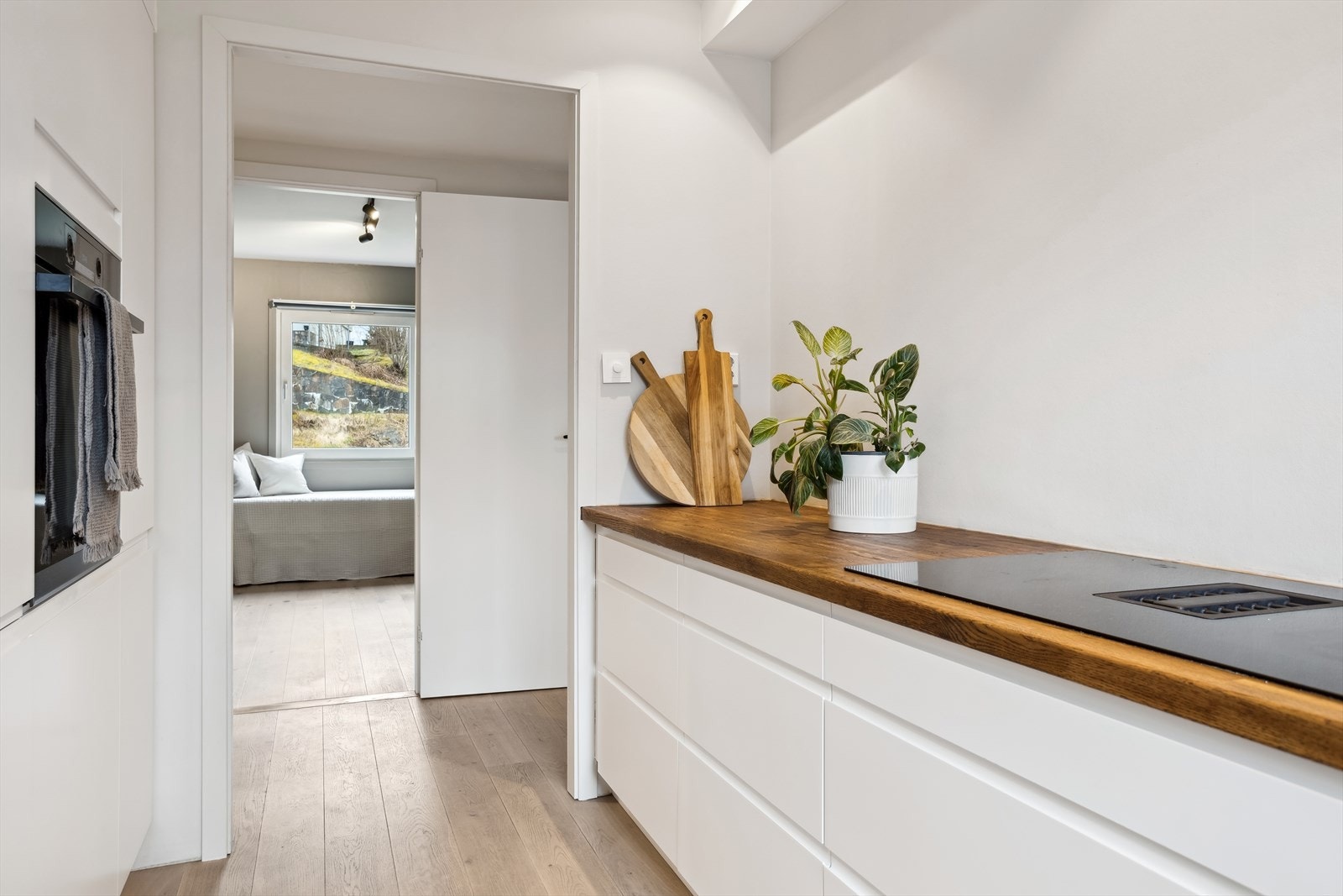 Det har slette fronter og benkeplater i tre. Integrerte hvitevarer inkluderer stekeovn, steketopp/ventilator, oppvaskmaskin og kjøleskap/frys. Galleribilde