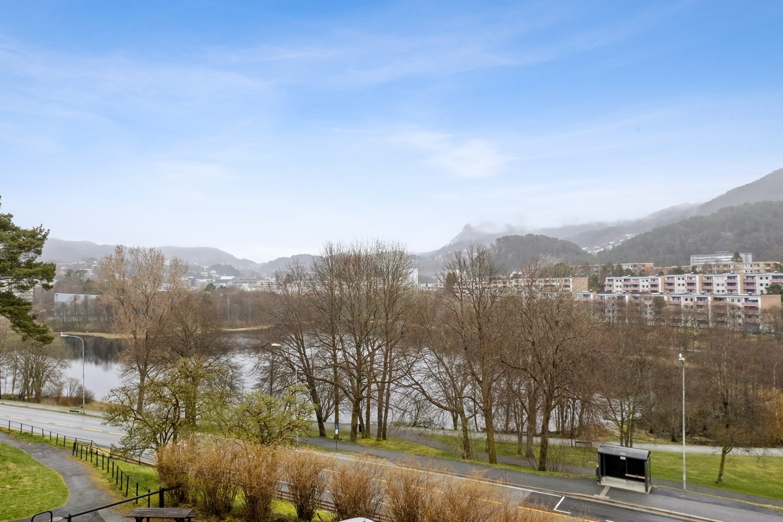 Sentral beliggenhet med kort avstand til buss, butikk og alle daglige servicetilbud. Galleribilde