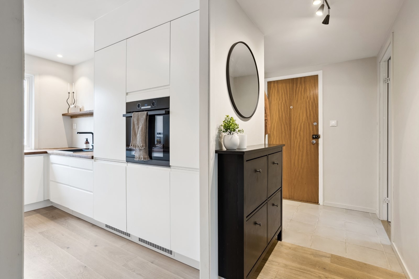 Leilighetens entré/ gang på ca. 5,4 kvm, er praktisk utformet med flislagt gulv fra 2023 som tåler hverdagslig bruk. Galleribilde