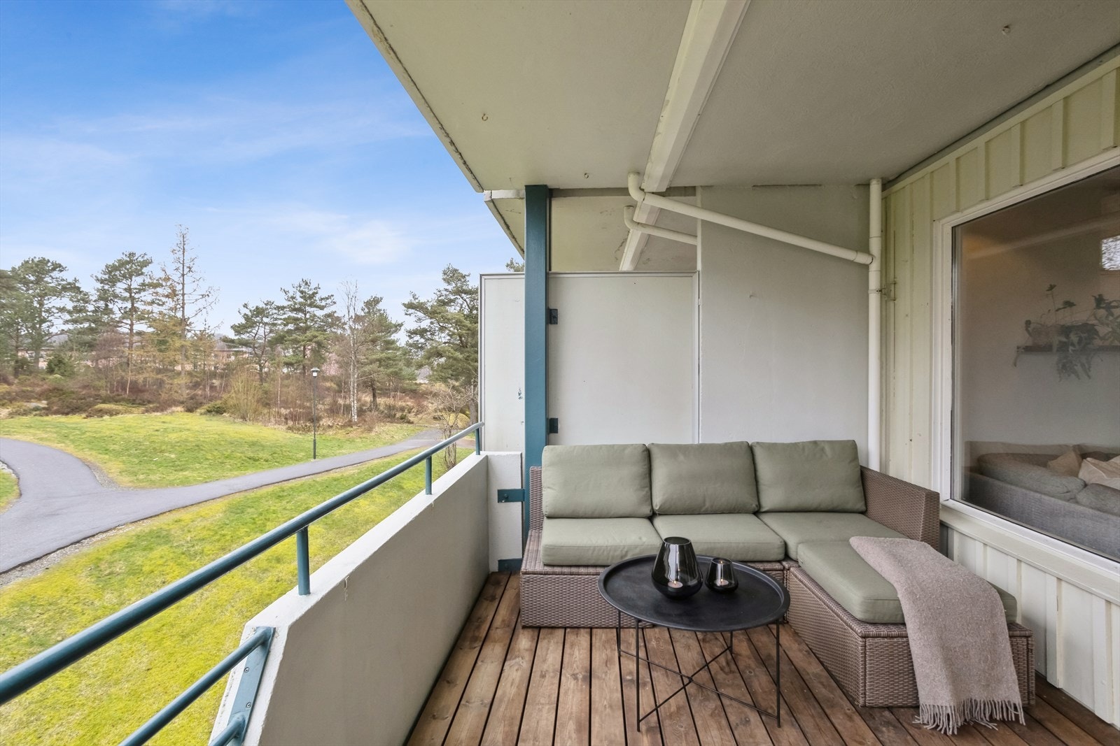 Utgang fra stue til balkongen på ca. 10 kvm og har betongdekke med tregulv fra 2022. Sol på balkongen fra ca kl 11:00 - 22:00 midtsommers iflg selger. Galleribilde