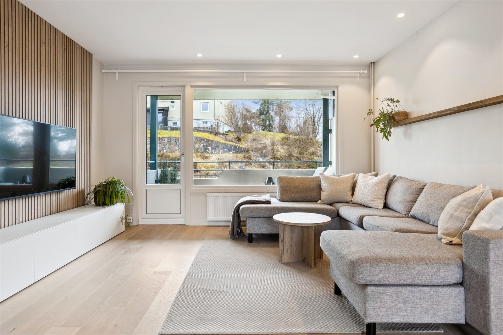 Stuen er romslig med et areal på ca. 31,1 kvm og har 1-stavs eikparkett fra 2023 som gir et moderne og stilrent uttrykk. Galleribilde