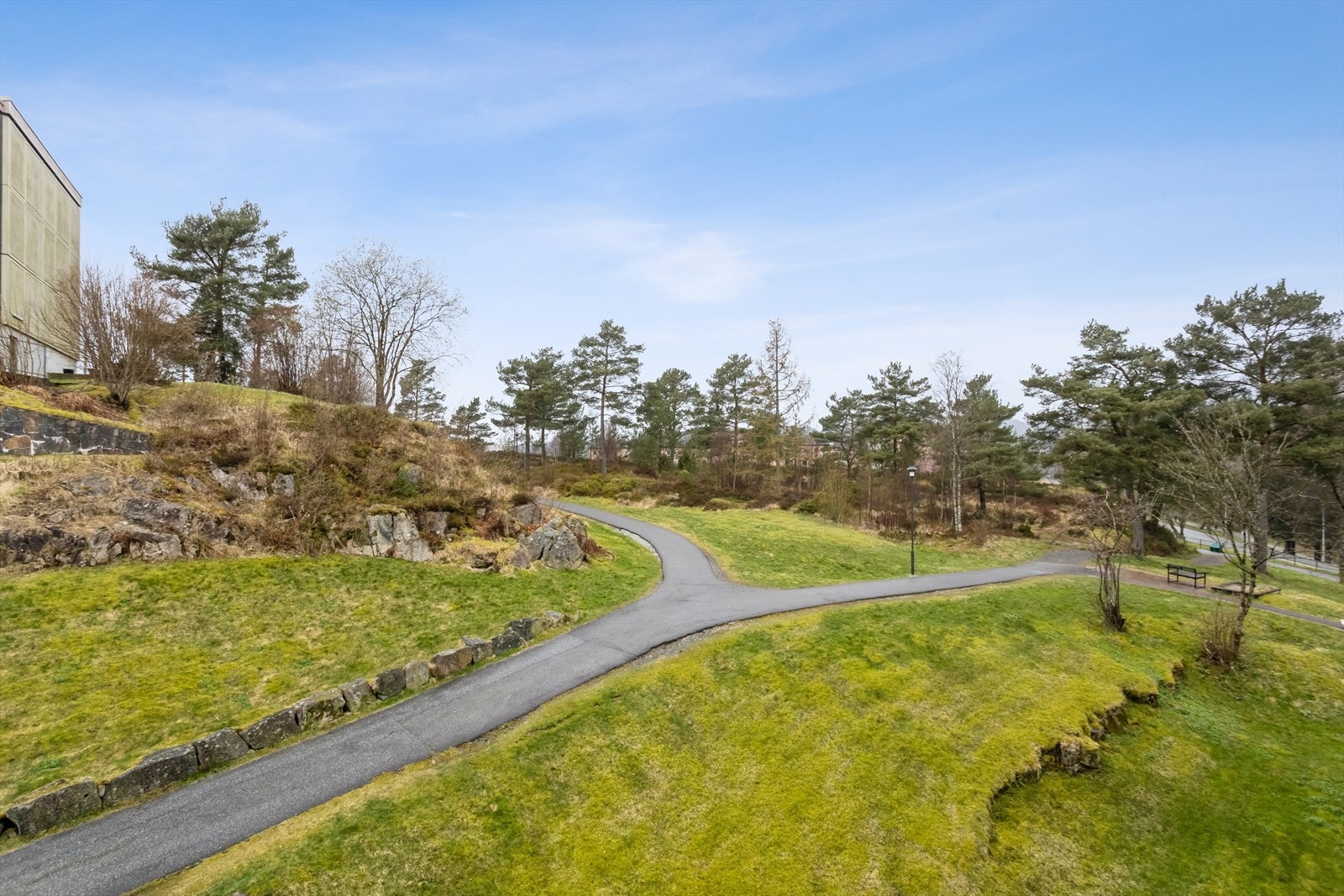 Nærområdet er rolig og svært hyggelig, med lekeplass og store grøntarealer, samt kort vei til Ortuvannet, som er ideelt for søndagsturer. Galleribilde