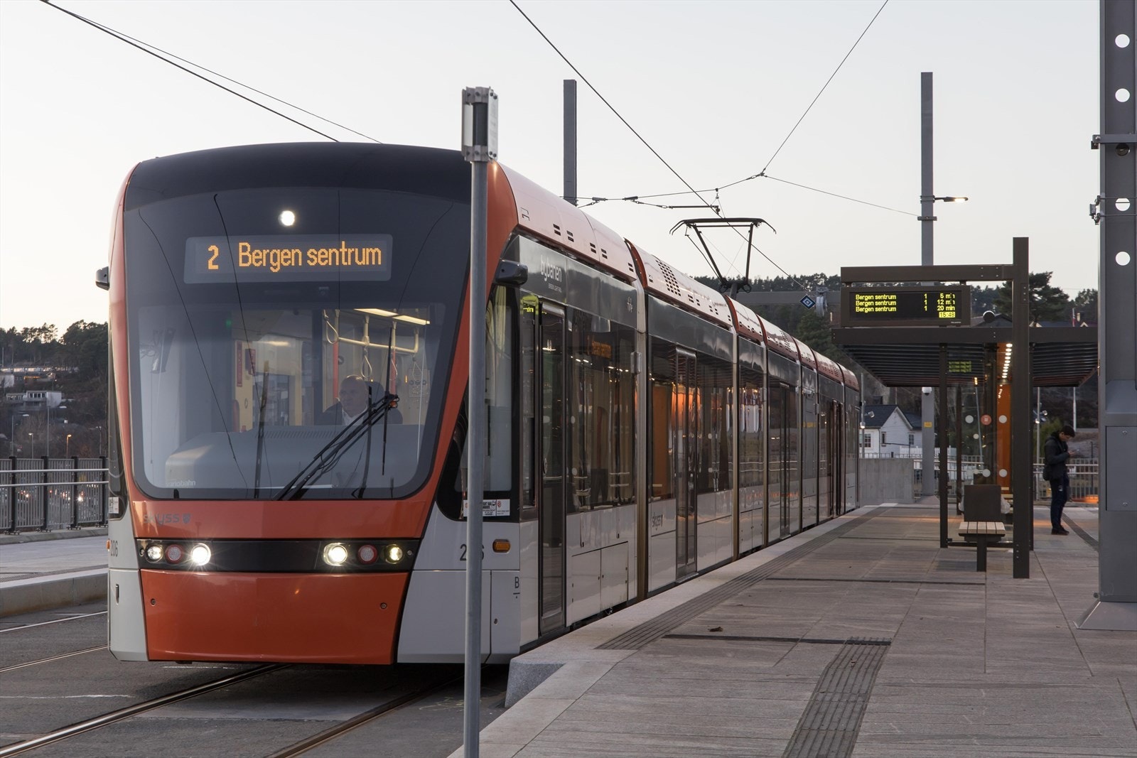 Bybanestopp ved Oasen. Galleribilde