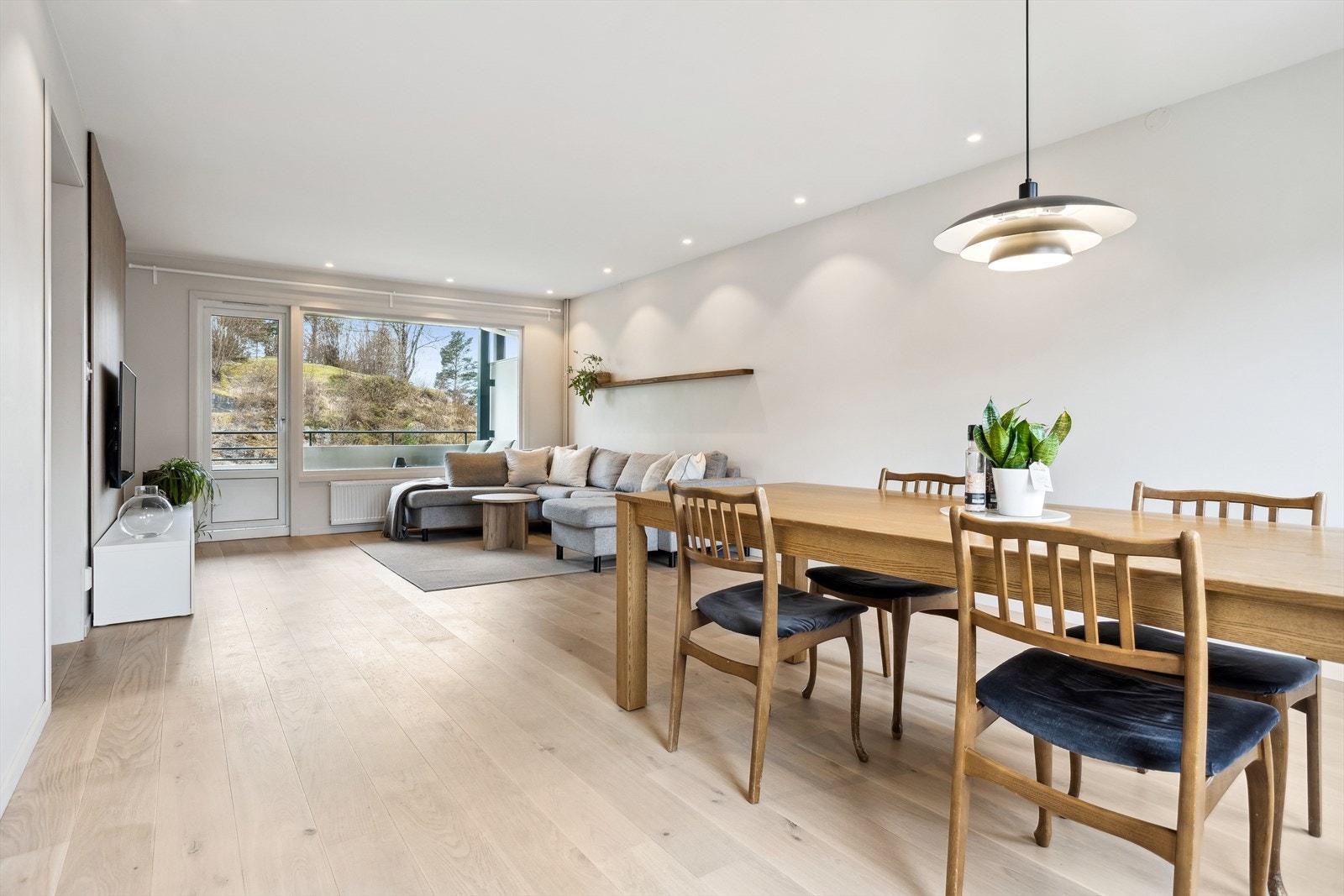 Store vinduer gir rikelig med dagslys, og veggene er malt i 2024. Noe trespiler i stue tilfører varme og karakter. Radiatorvarme er inkludert i fellesutgifter. Galleribilde