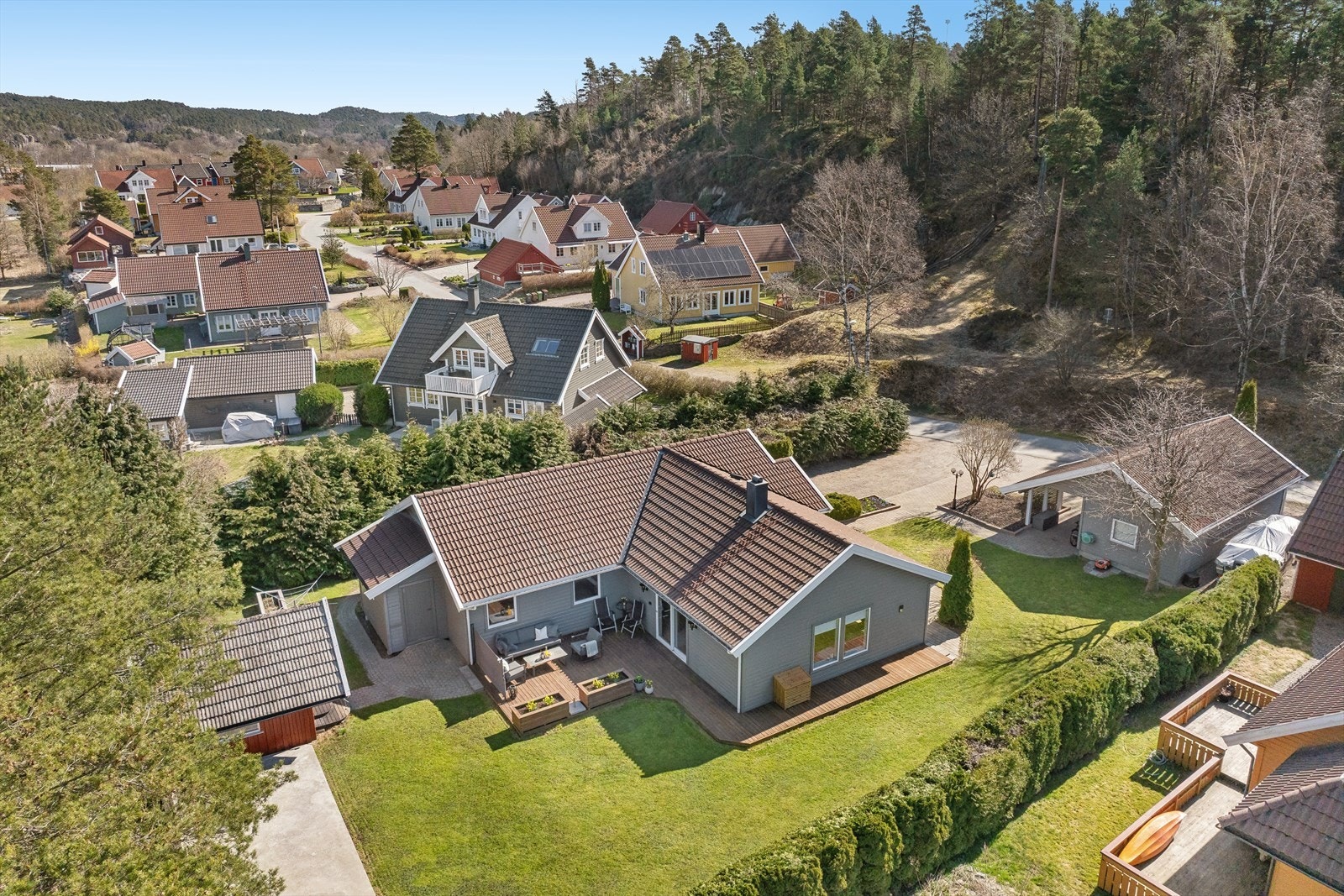 En oppgradert og pent vedlikeholdt enebolig med stor og solrik tomt og sentral beliggenhet! Galleribilde